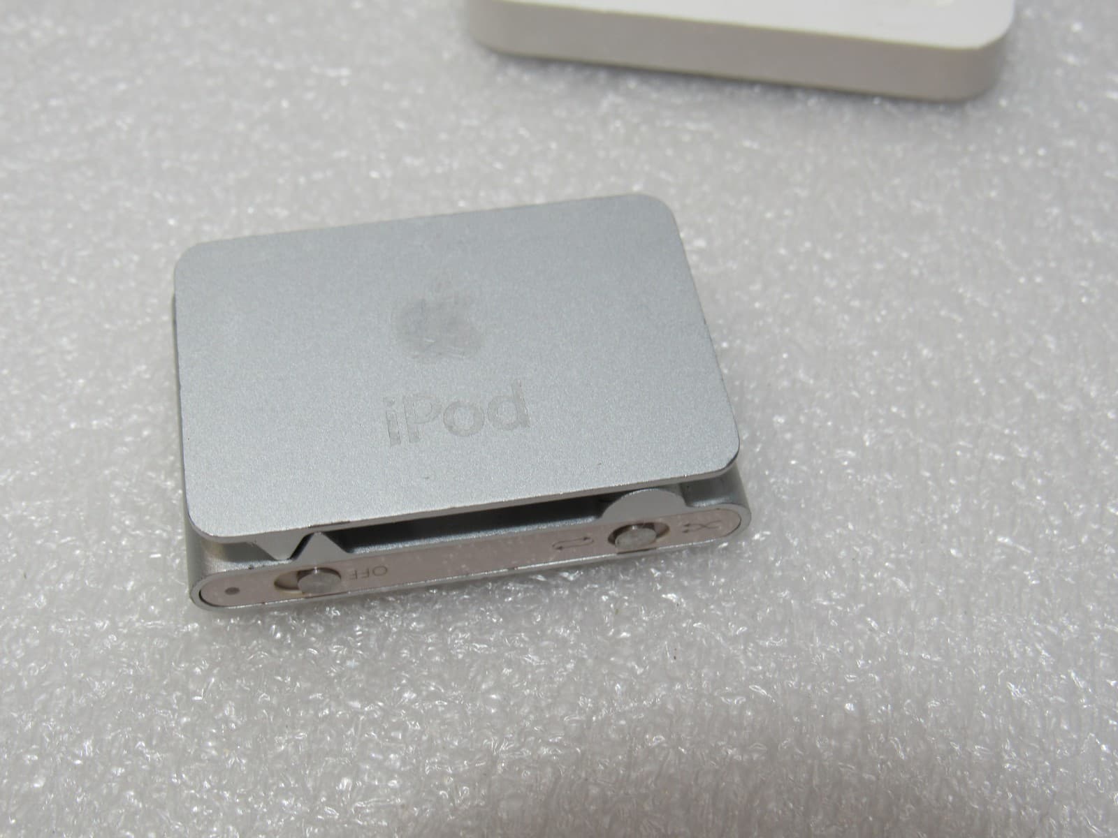 3 Apple iPod - Shuffle 2GB 4th Gen Silver A1373 A1204 and IPod A1303 (T13K) - Thumbnail 9
