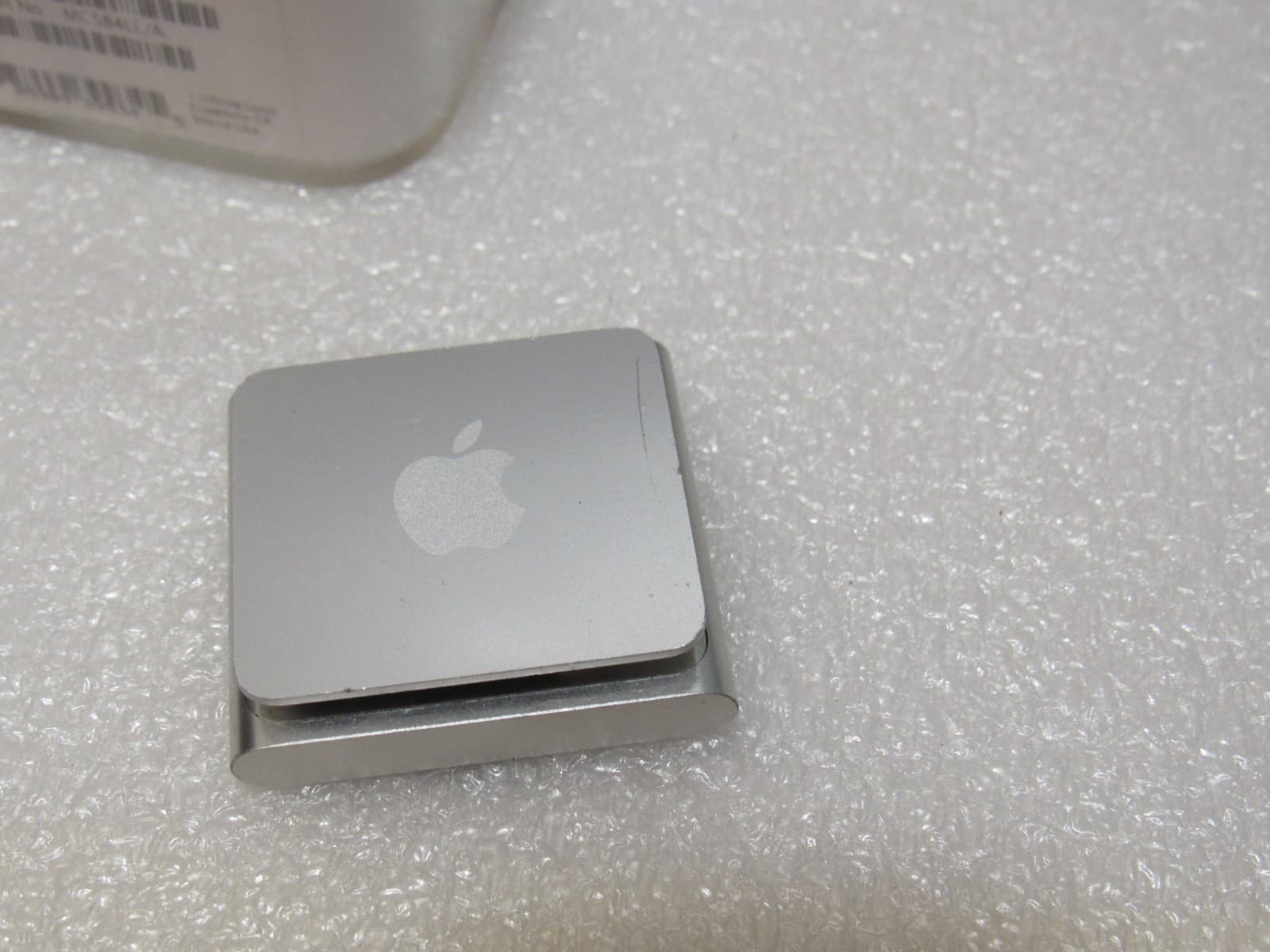 3 Apple iPod - Shuffle 2GB 4th Gen Silver A1373 A1204 and IPod A1303 (T13K) - Thumbnail 11