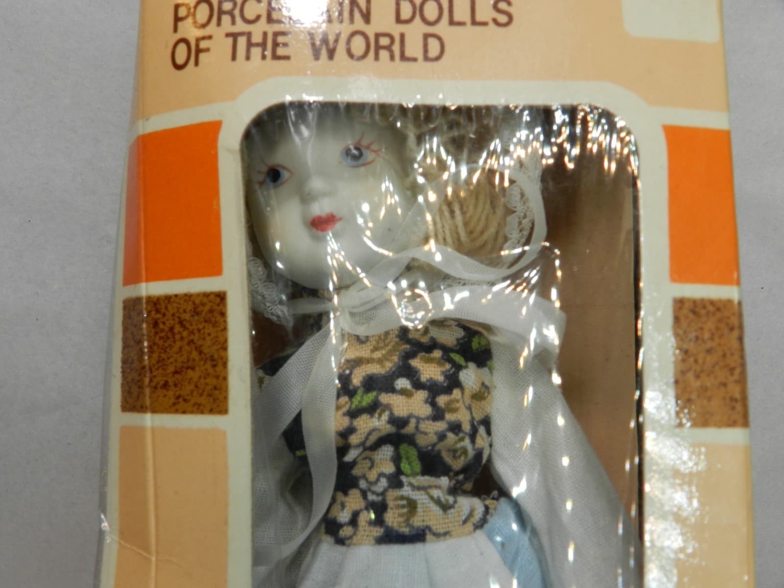 Vintage Doll Treasures Porcelain Dolls of the World Switzerland (K7J) - Thumbnail 3