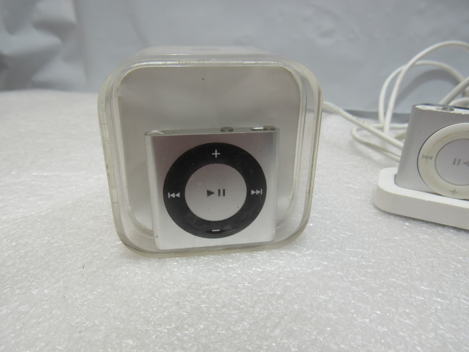 3 Apple iPod - Shuffle 2GB 4th Gen Silver A1373 A1204 and IPod A1303 (T13K) - Thumbnail 2