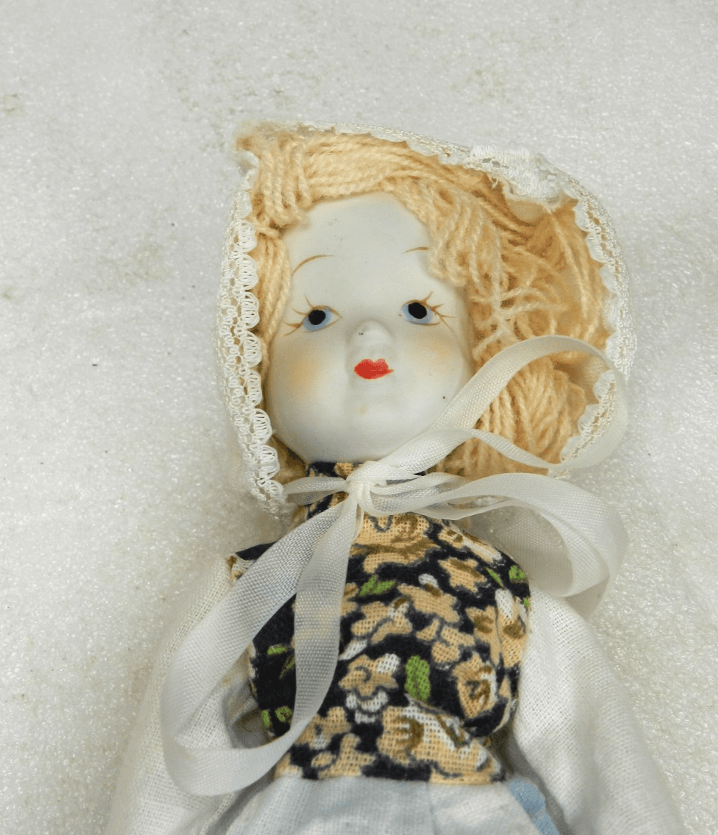 Vintage Doll Treasures Porcelain Dolls of the World Switzerland (K7J) - Thumbnail 8