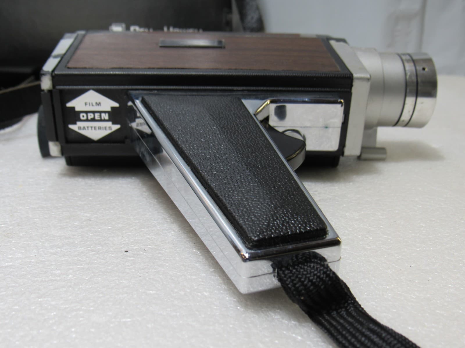 Bell and Howell Super 8 Movie Camera Model 374 comes with Sun Gun Light U30K - Thumbnail 16