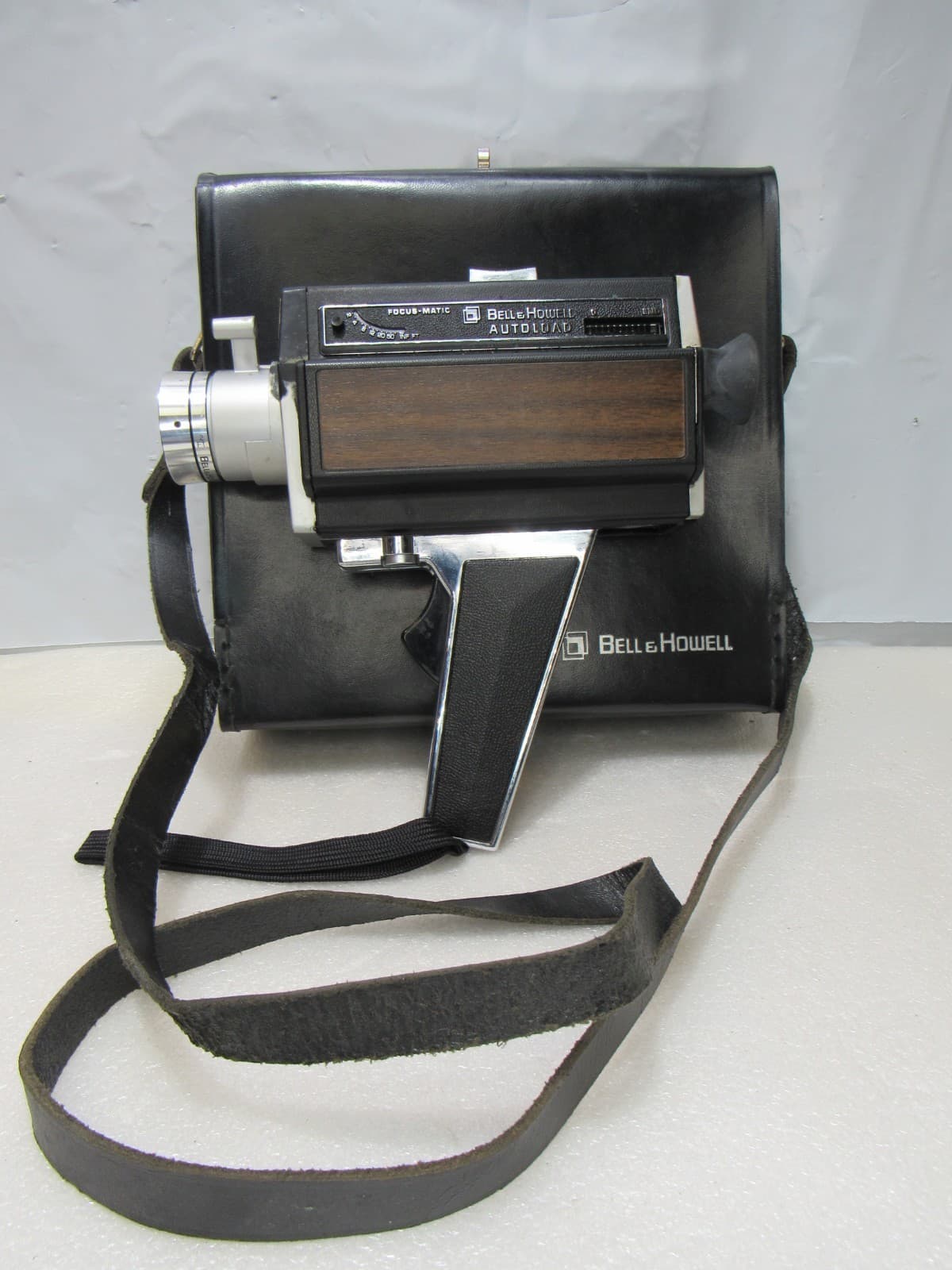 Bell and Howell Super 8 Movie Camera Model 374 comes with Sun Gun Light U30K - Thumbnail 2