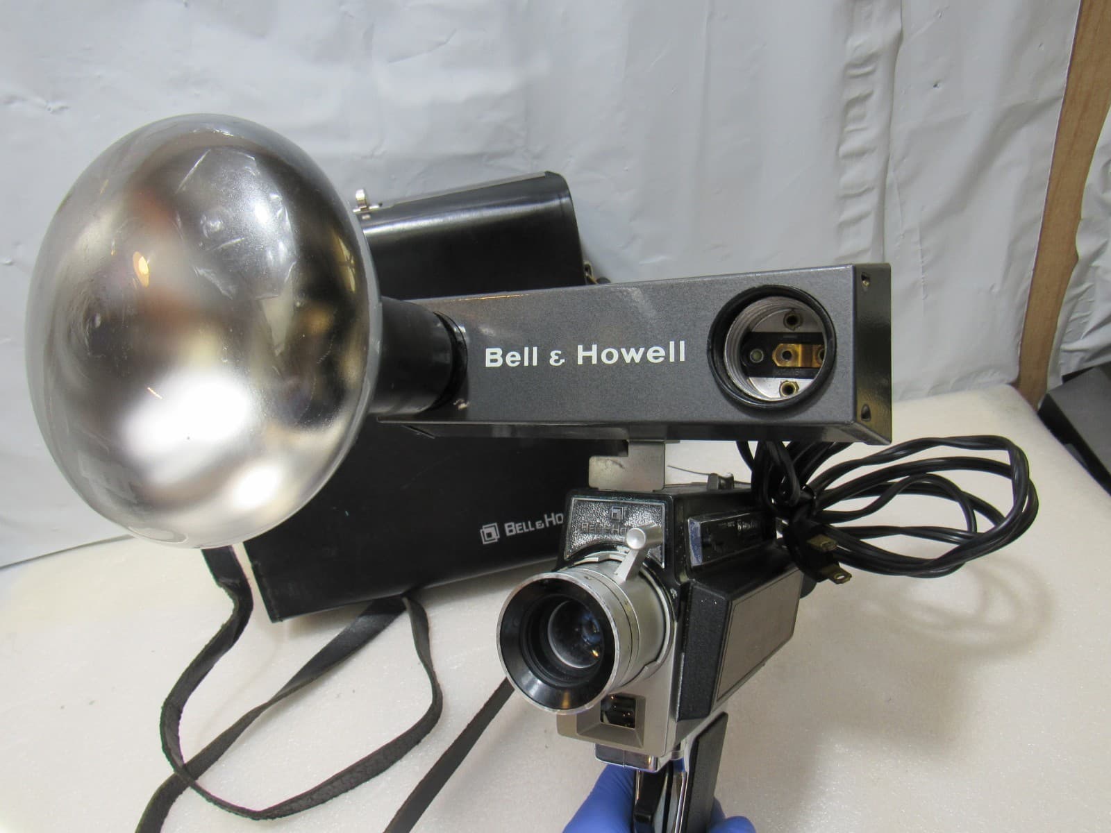 Bell and Howell Super 8 Movie Camera Model 374 comes with Sun Gun Light U30K - Thumbnail 19