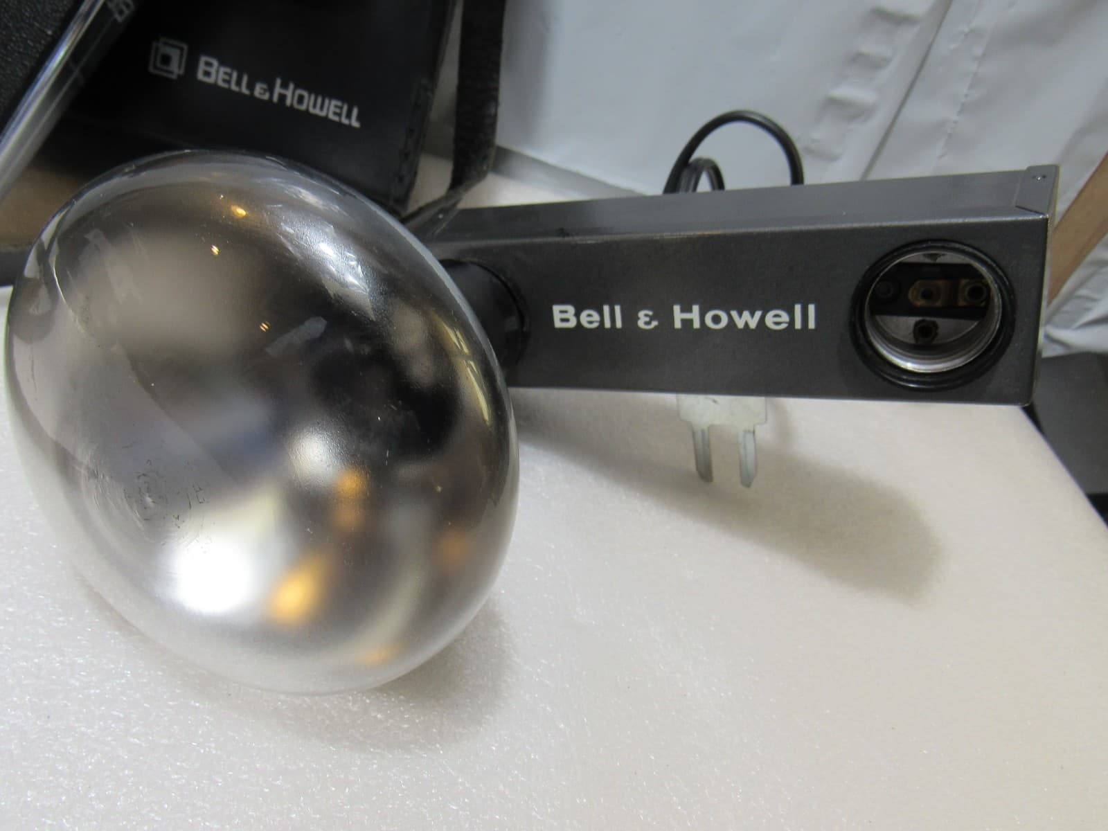 Bell and Howell Super 8 Movie Camera Model 374 comes with Sun Gun Light U30K - Thumbnail 17