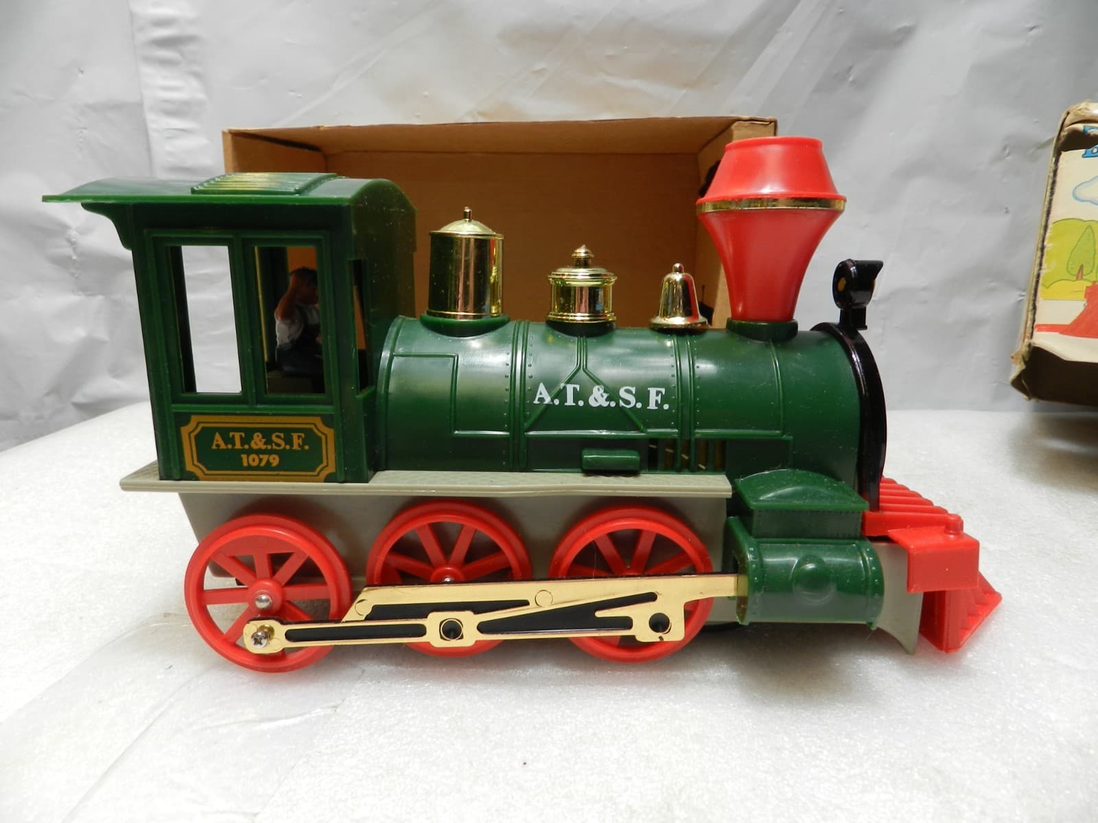 Vintage Big Rig Loco Locomotive Electric Train Bump N Go AT&SF 1079 (I1K) - Thumbnail 10