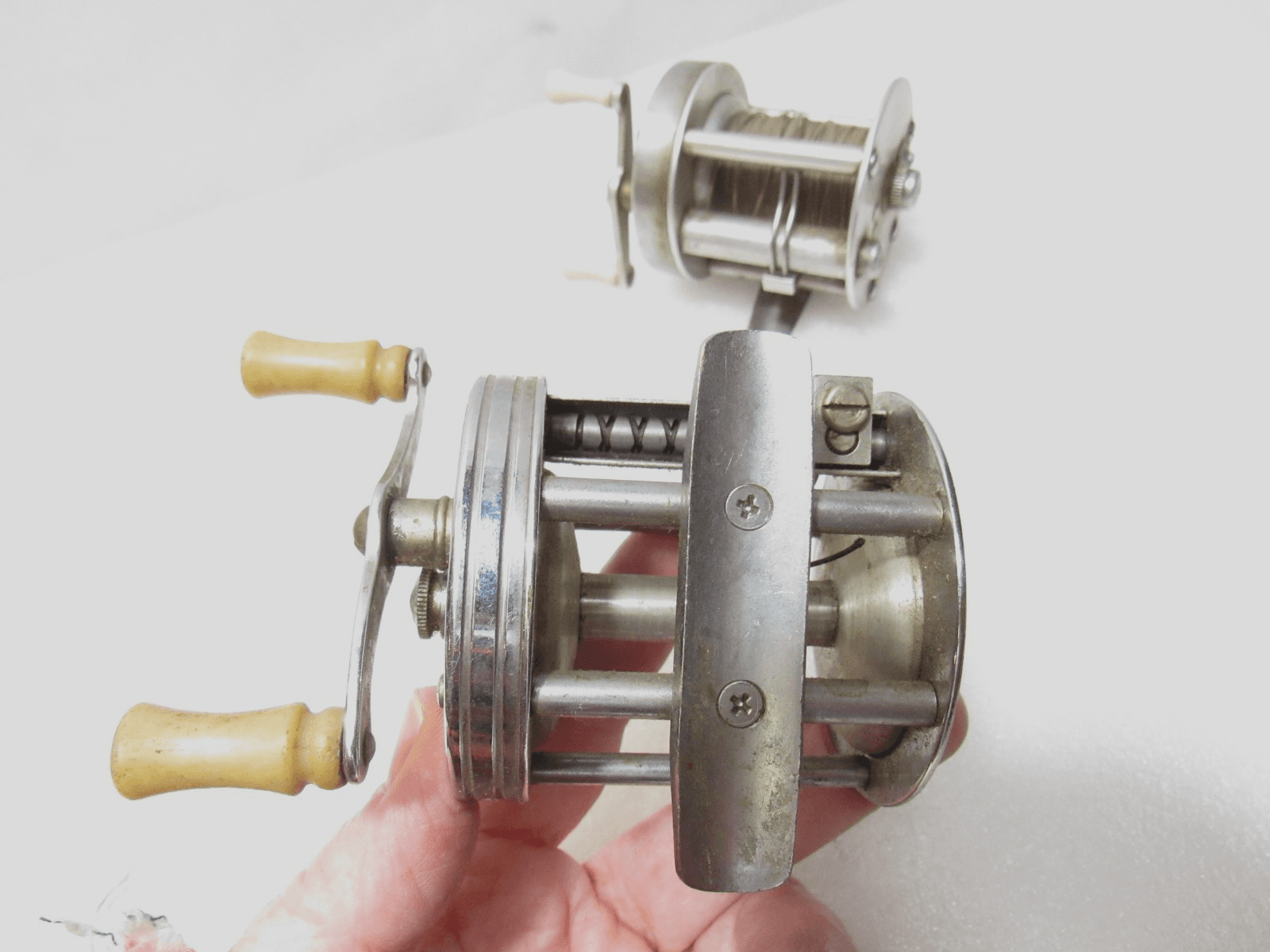 2 Vintage Fishing Casting Reels Pflueger Trump 1943 & Langley Lakecast 350 D94JJ - Thumbnail 4