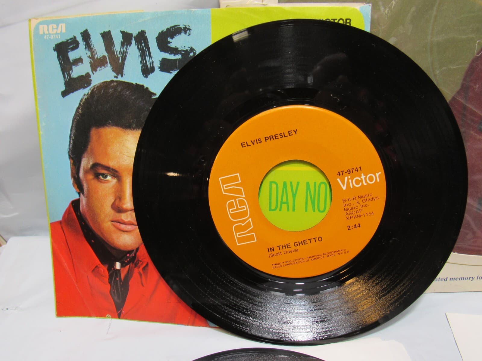 ELVIS PRESLEY Volume 3 Legendary Performer LP Picture Disc and 3 - 45's P3M - Thumbnail 2