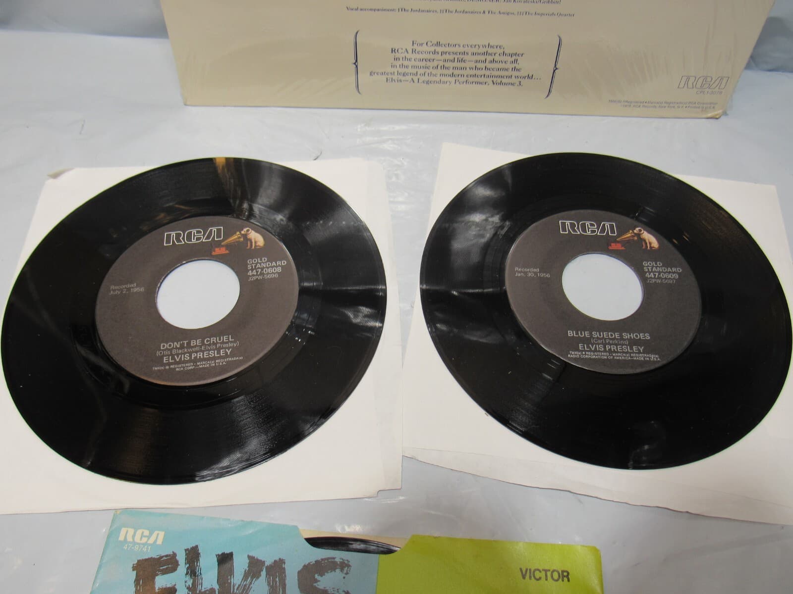 ELVIS PRESLEY Volume 3 Legendary Performer LP Picture Disc and 3 - 45's P3M - Thumbnail 6