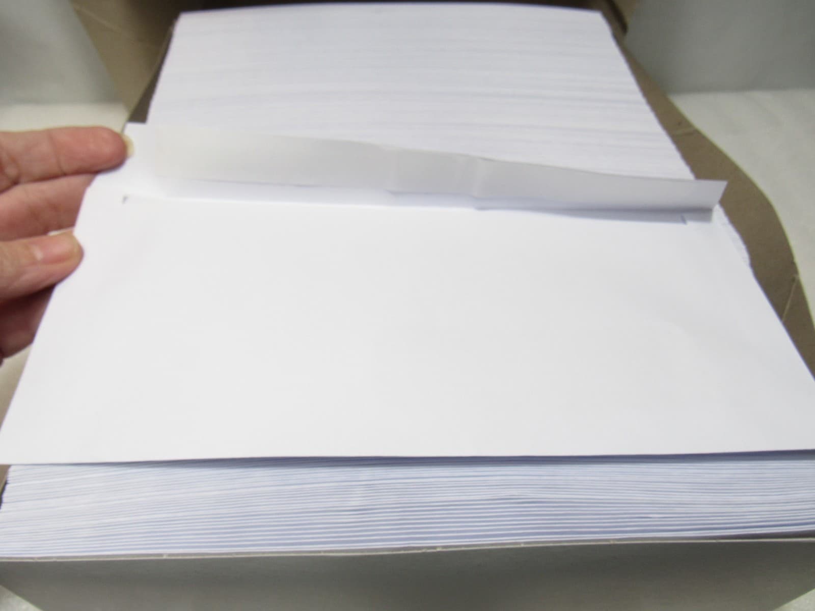 Staples #10 White Left-Window Envelopes, 500/Box 4.125"x9.5" (E4K) - Thumbnail 5