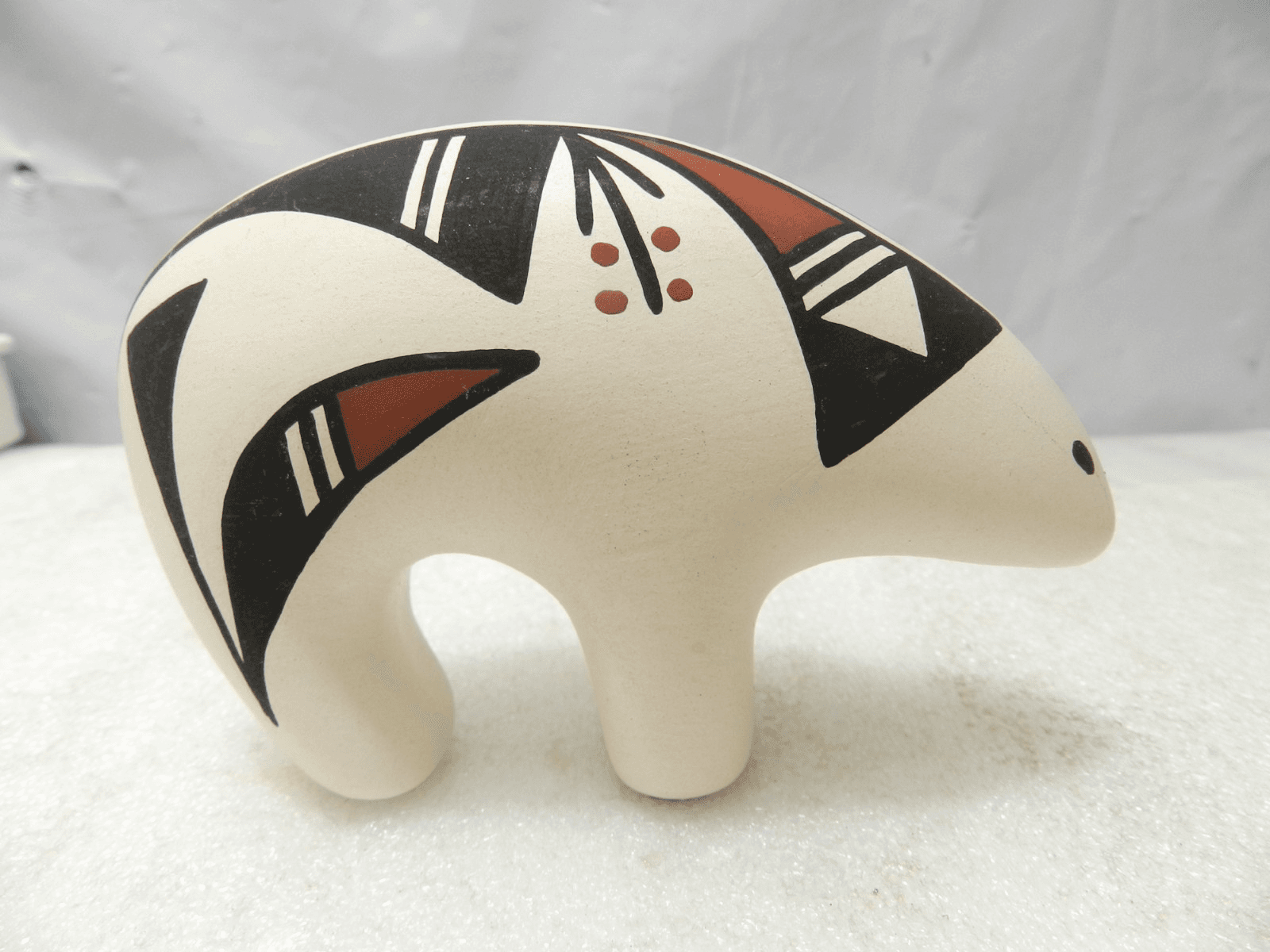 Native American Acoma Pueblo Pottery Bear Pottery Figure Handmade (I22JK) - Thumbnail 2