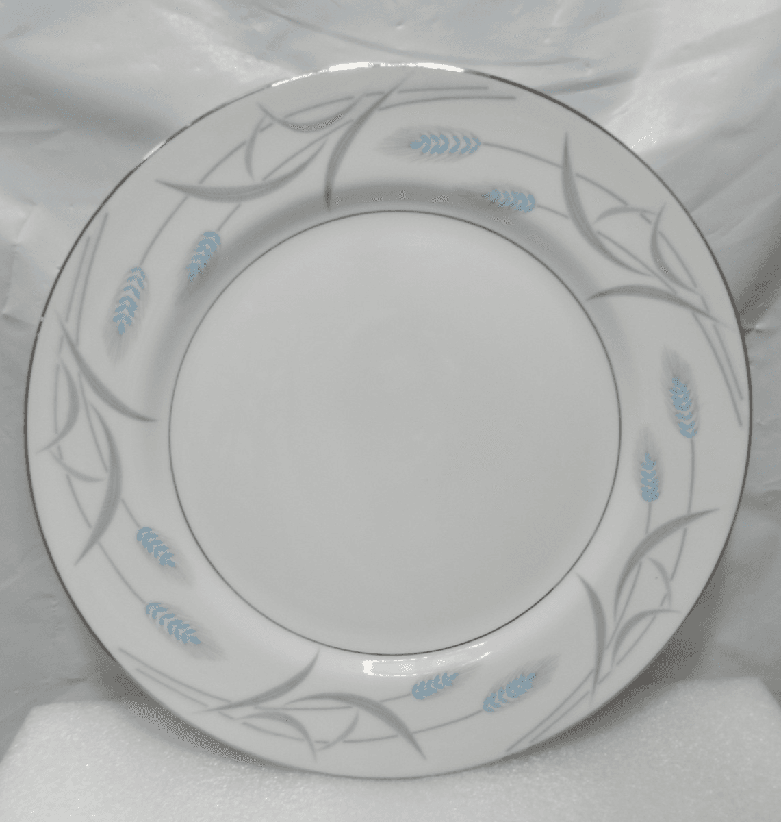 Valmont China Royal Wheat 6 Piece Place Setting White Blue & Grey Retired (K17J) - Thumbnail 2