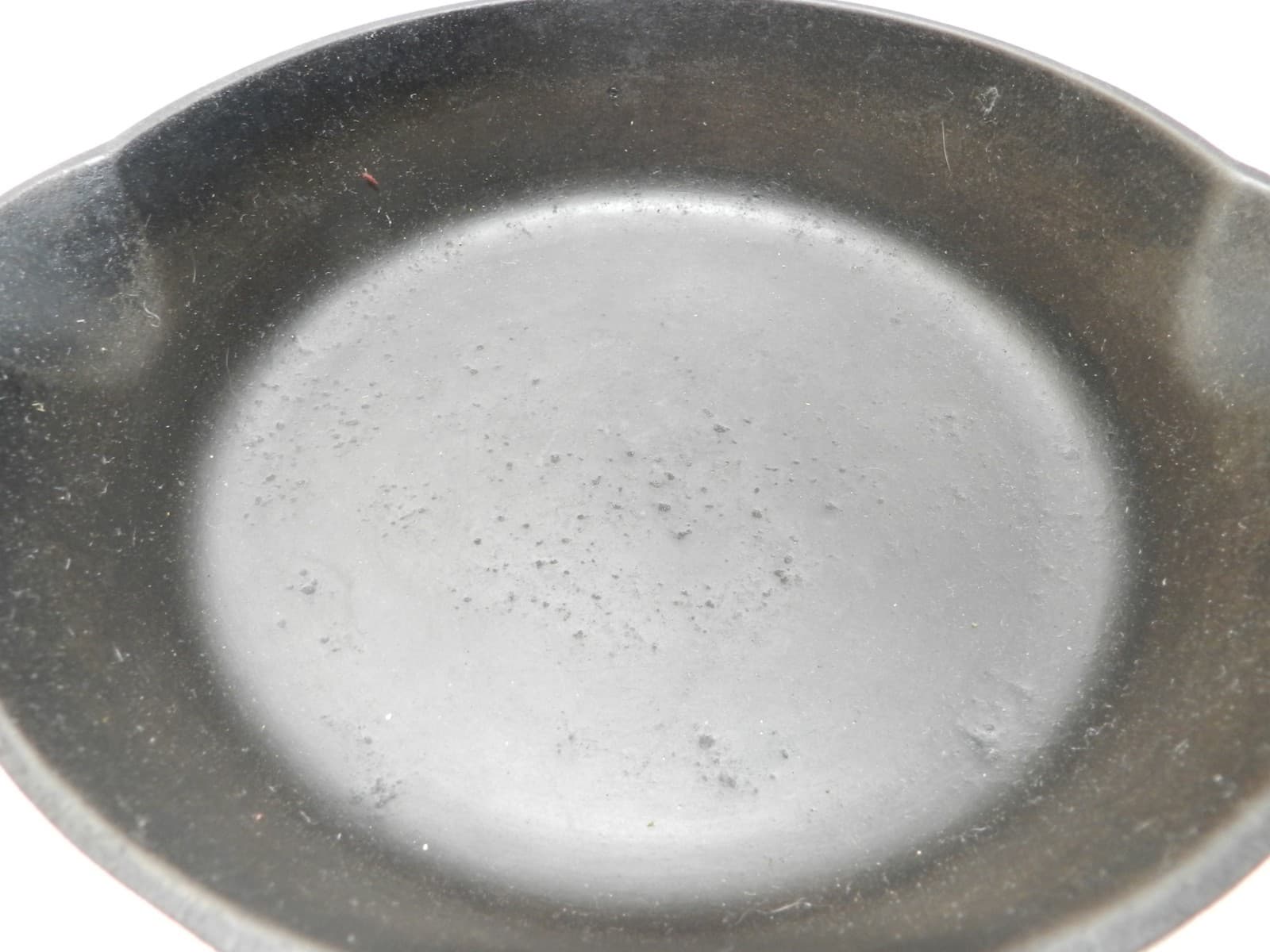 Vintage Lodge Cast Iron Skillet Frying Pan No. 5 8" Sits Flat (I28S) - Thumbnail 2