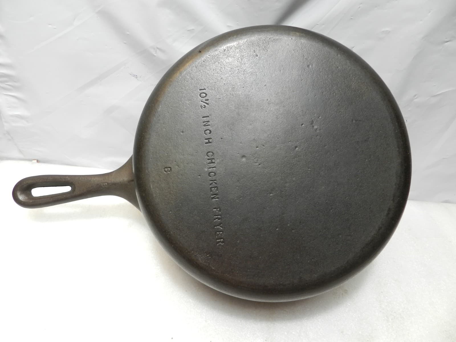 Vintage Wagner Ware 10 1/2” Cast Iron Chicken Fryer #8 Skillet Pan (I29JK) - Thumbnail 5