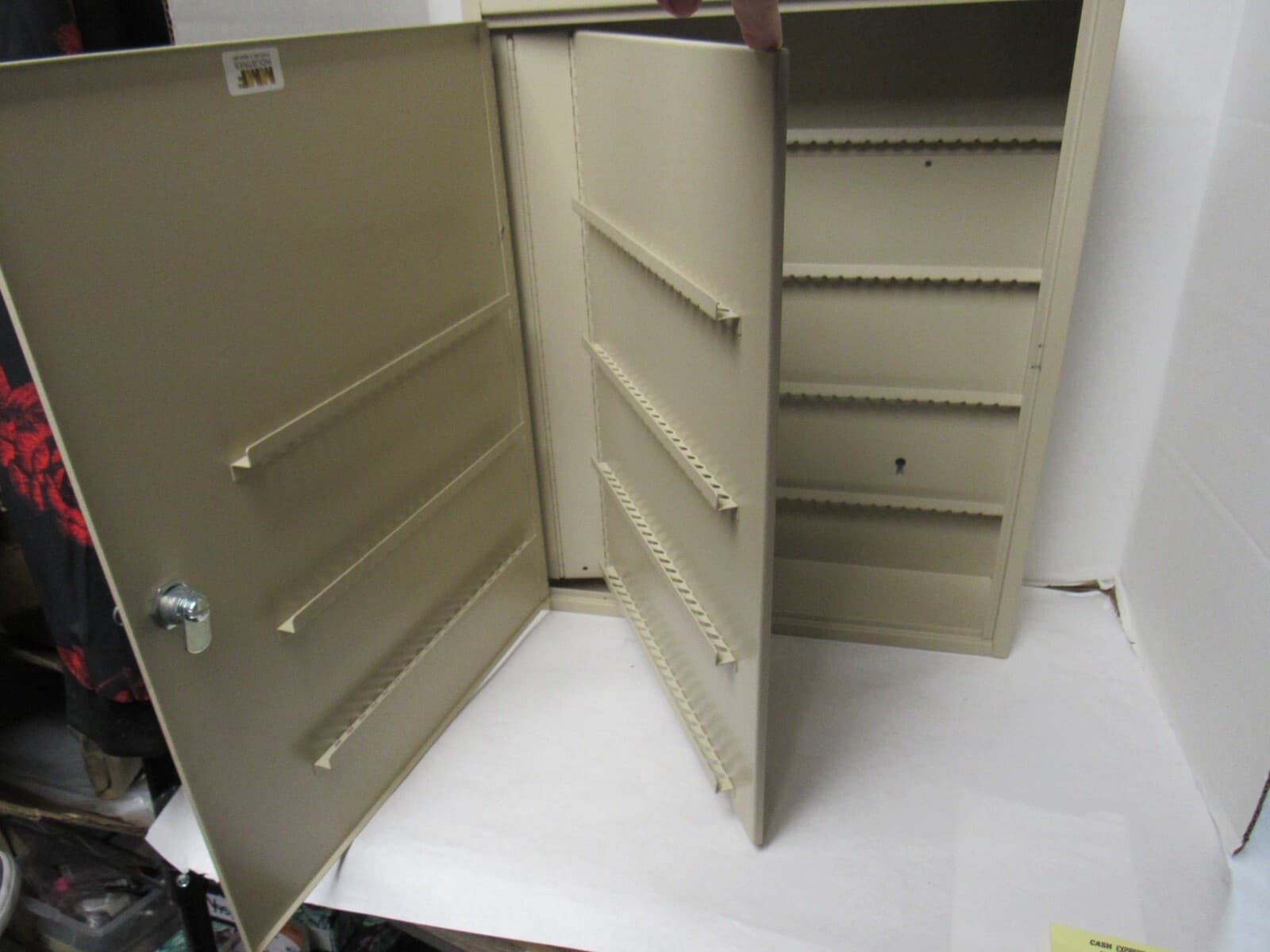 MMF industries 300 key metal storage box W41J - Thumbnail 3