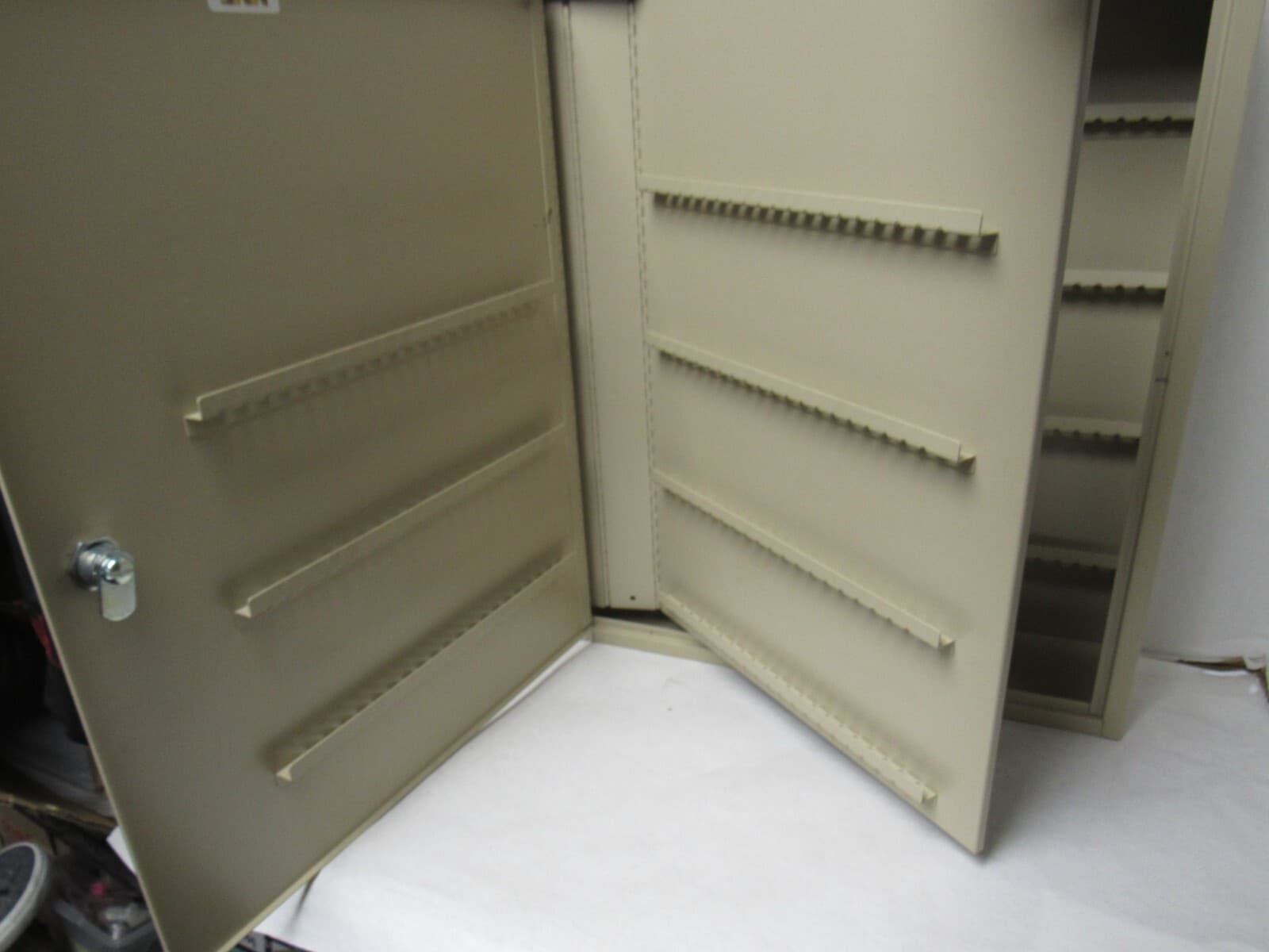 MMF industries 300 key metal storage box W41J - Thumbnail 5