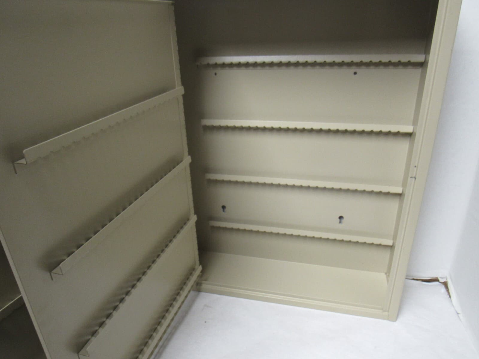 MMF industries 300 key metal storage box W41J - Thumbnail 4