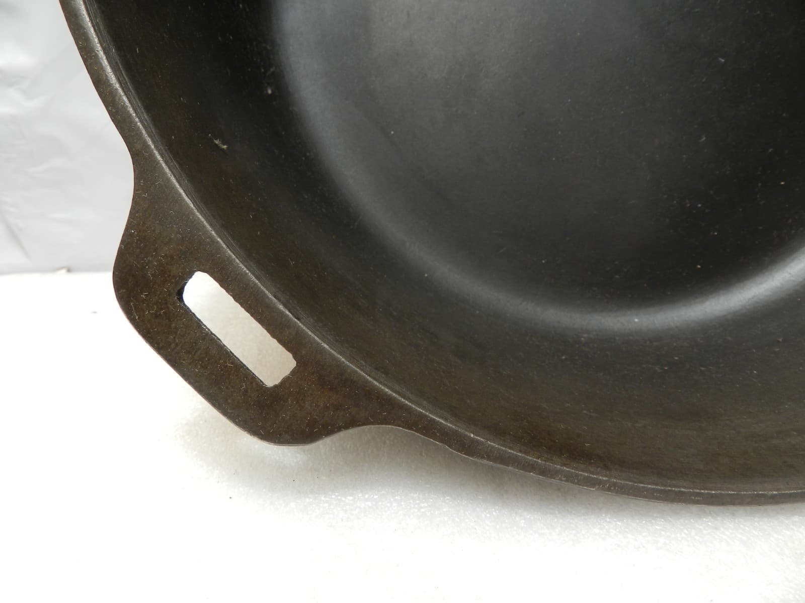 Vintage Wagner Ware 10 1/2” Cast Iron Chicken Fryer #8 Skillet Pan (I29JK) - Thumbnail 3