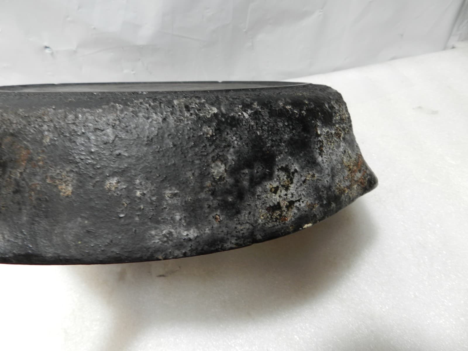 Vintage Lodge 3 Notch #7 Cast Iron Skillet With Heat Ring 10" Sits Flat (I35S) - Thumbnail 7