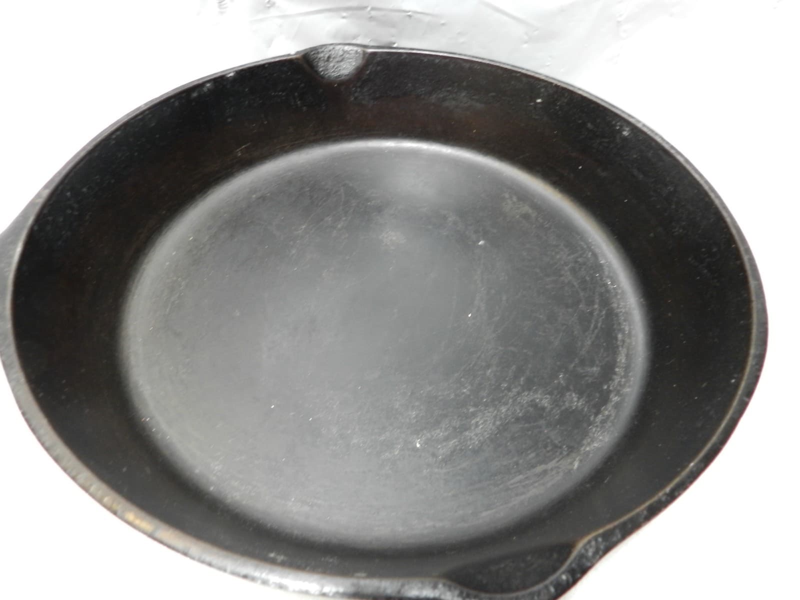 Vintage Lodge 3 Notch #7 Cast Iron Skillet With Heat Ring 10" Sits Flat (I35S) - Thumbnail 2