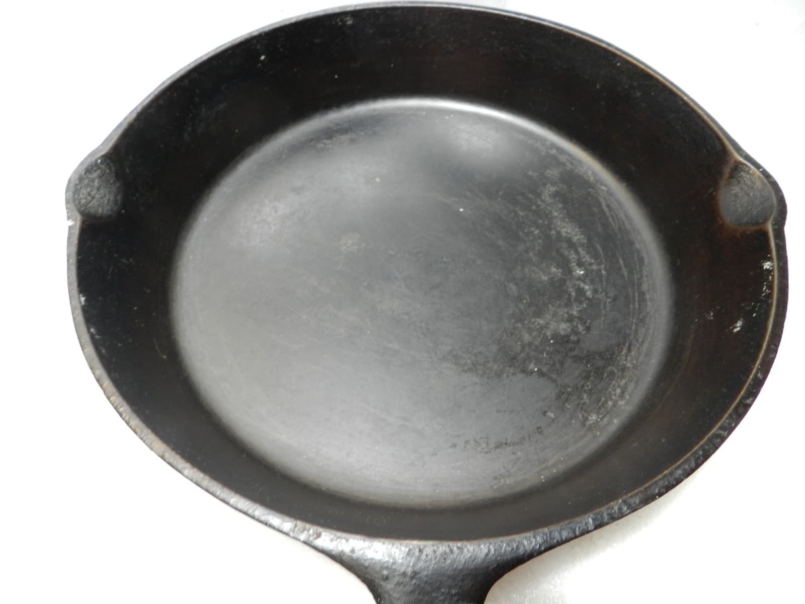 Vintage Lodge 3 Notch #7 Cast Iron Skillet With Heat Ring 10" Sits Flat (I35S) - Thumbnail 13