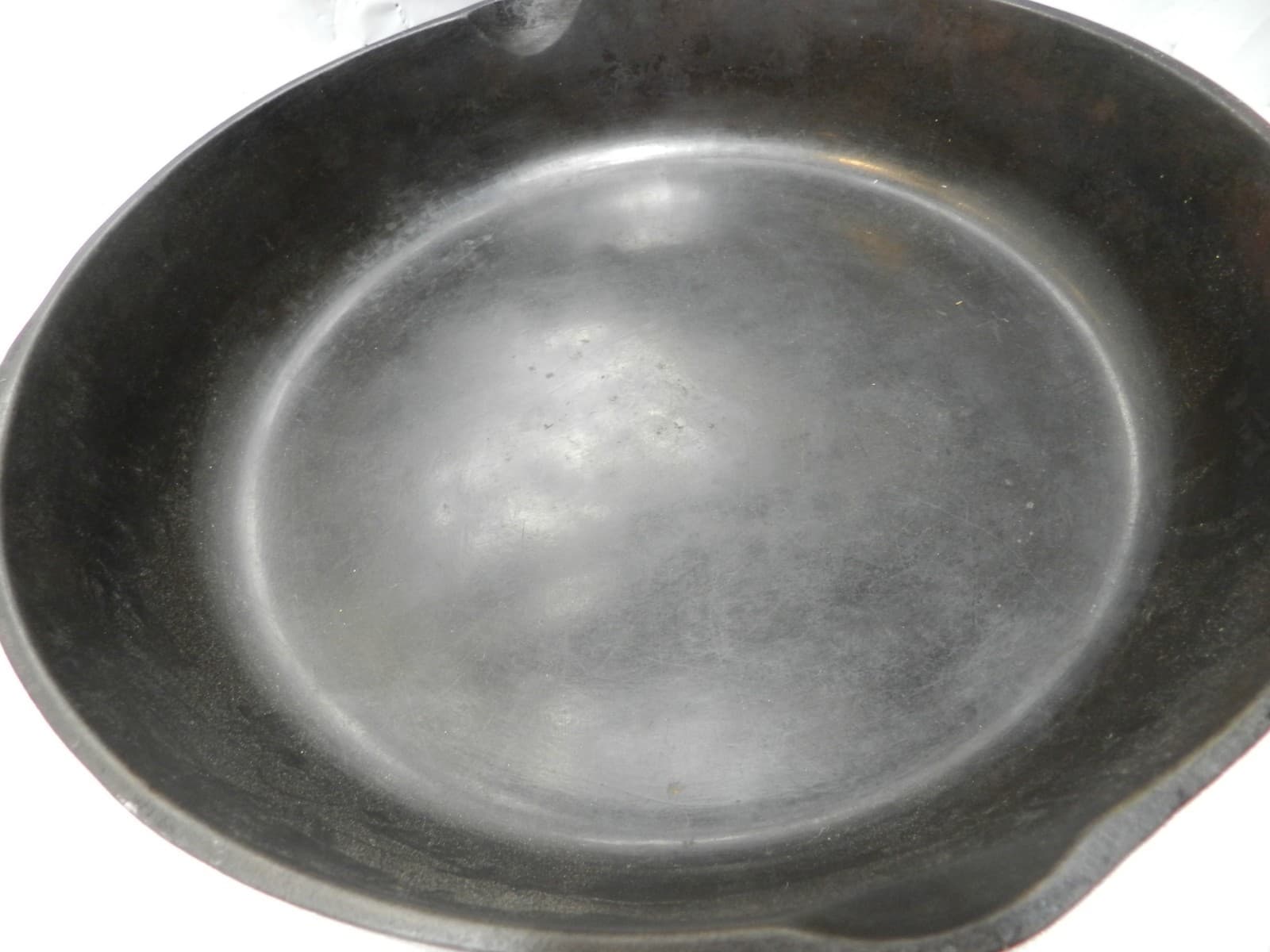 Vintage Unmarked Cast Iron Skillet # 8 Heat Ring Sits Flat 10" (I34S) - Thumbnail 6