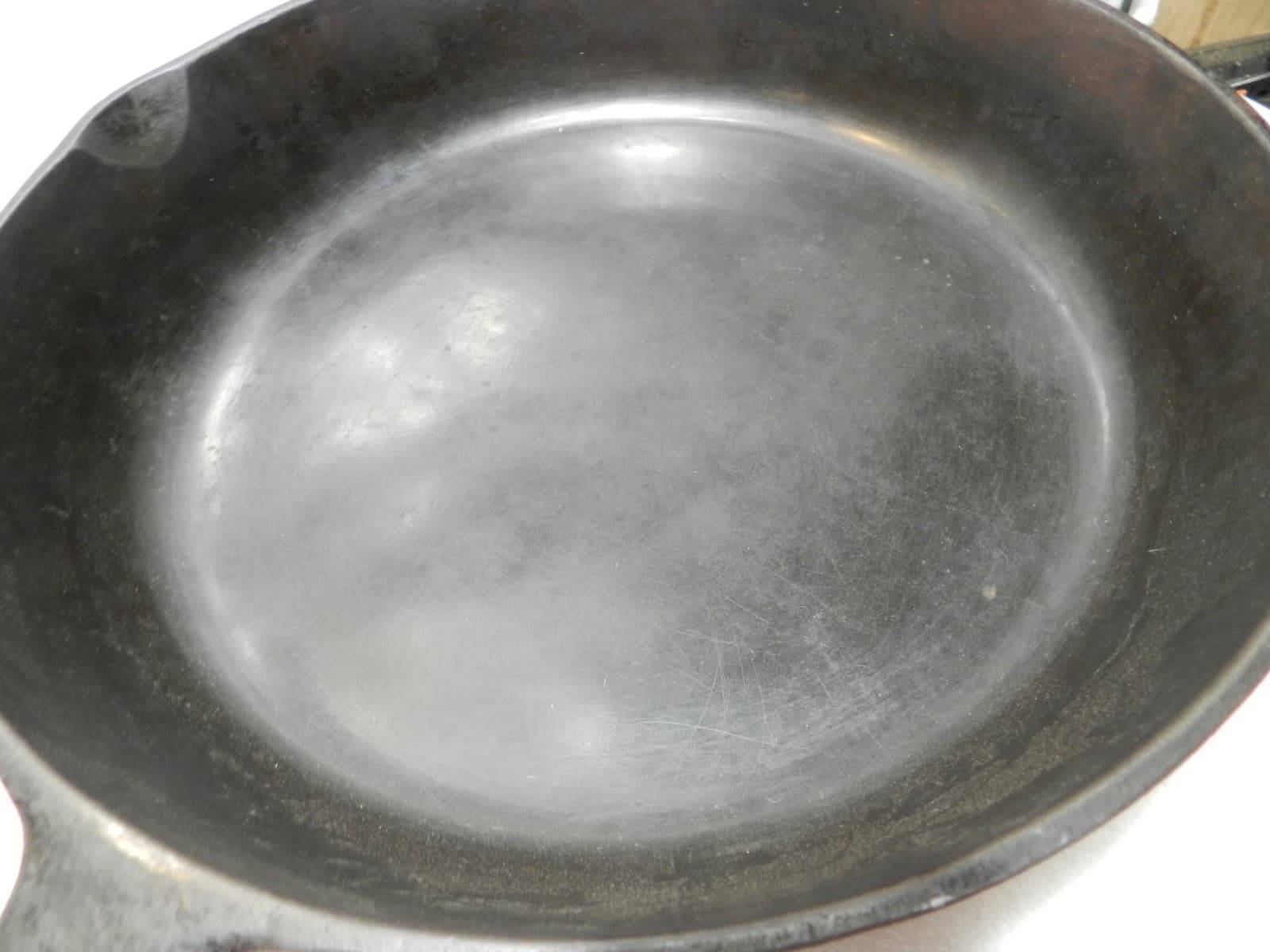 Vintage Unmarked Cast Iron Skillet # 8 Heat Ring Sits Flat 10" (I34S) - Thumbnail 5