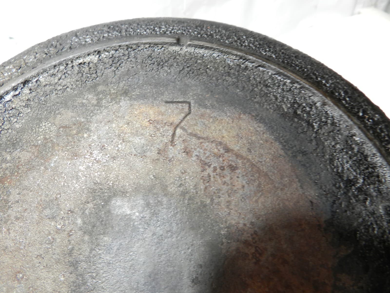 Vintage Lodge 3 Notch #7 Cast Iron Skillet With Heat Ring 10" Sits Flat (I35S) - Thumbnail 10