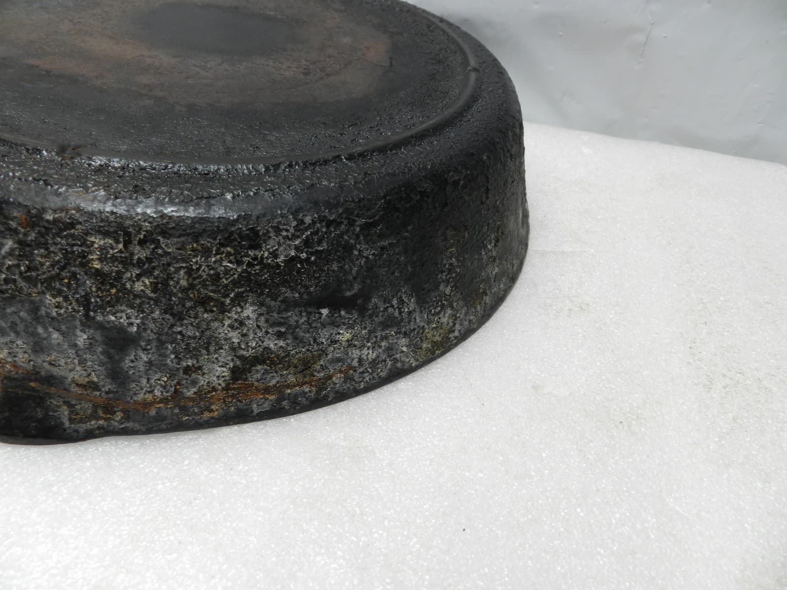 Vintage Lodge 3 Notch #7 Cast Iron Skillet With Heat Ring 10" Sits Flat (I35S) - Thumbnail 9