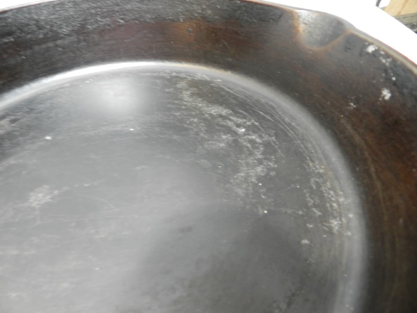 Vintage Lodge 3 Notch #7 Cast Iron Skillet With Heat Ring 10" Sits Flat (I35S) - Thumbnail 14