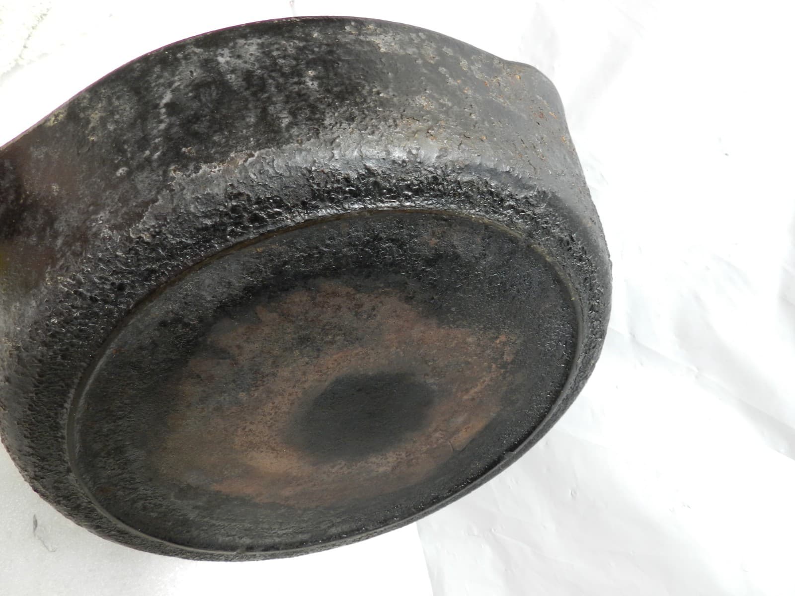 Vintage Lodge 3 Notch #7 Cast Iron Skillet With Heat Ring 10" Sits Flat (I35S) - Thumbnail 12