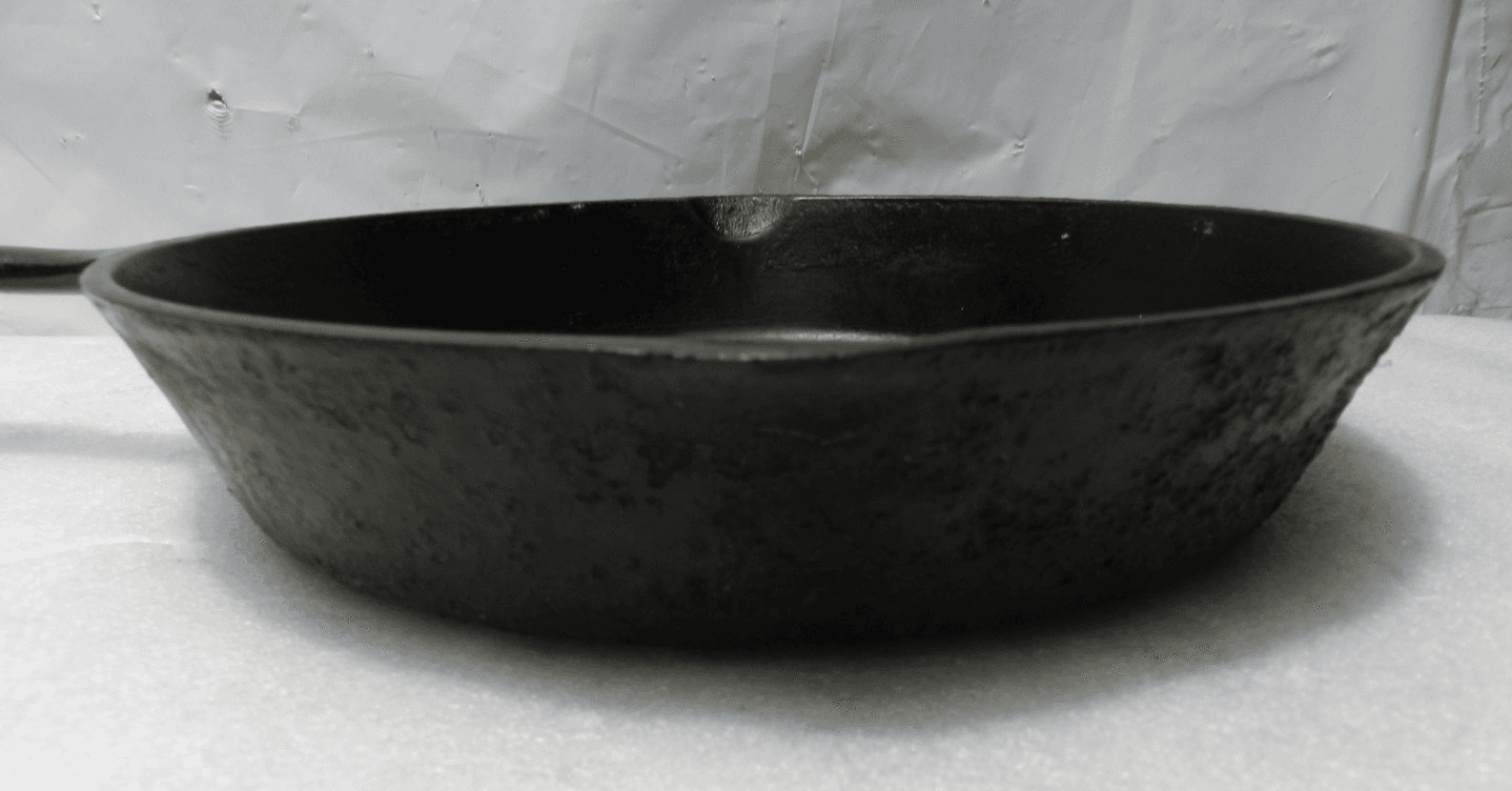 Vintage Lodge 3 Notch #7 Cast Iron Skillet With Heat Ring 10" Sits Flat (I35S) - Thumbnail 5