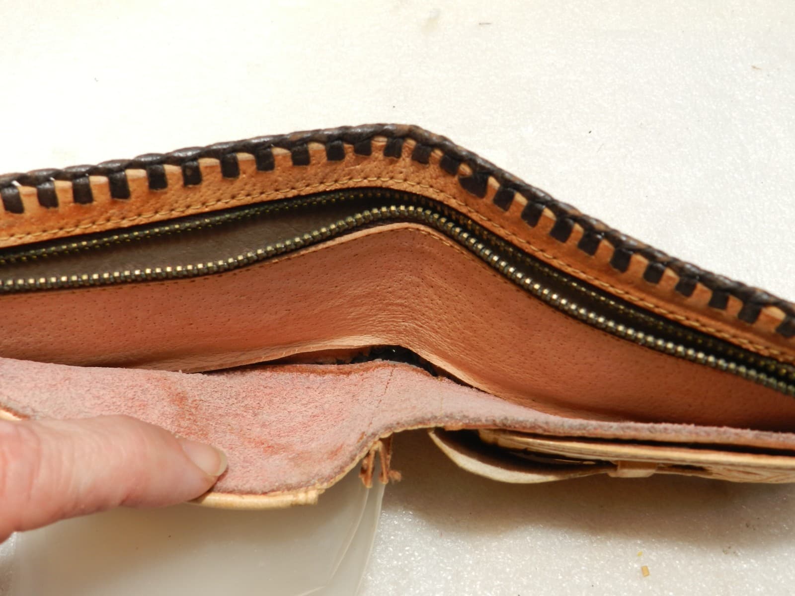 Handmade Leather Wallet Mexico Hand Tooled Bi Fold w/ scene (C19J) - Thumbnail 6