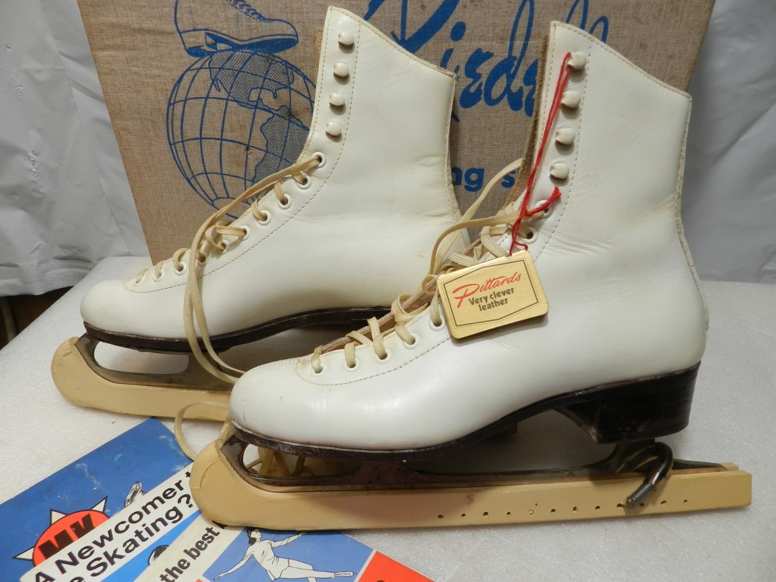 RIEDELL 5.5 N Skates 220W Ice Figure White Sheffield England Blades in Box C23K - Thumbnail 2