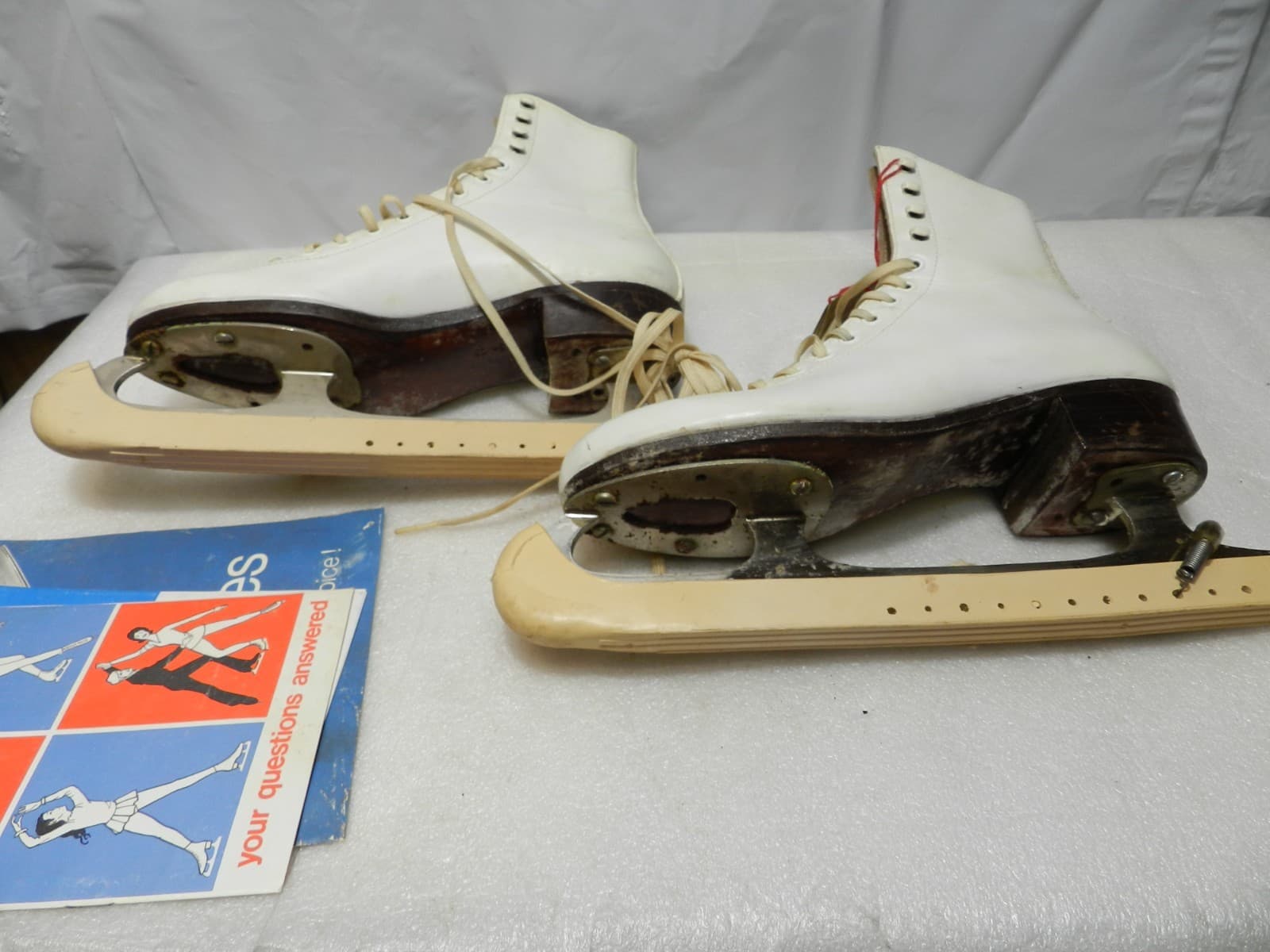 RIEDELL 5.5 N Skates 220W Ice Figure White Sheffield England Blades in Box C23K - Thumbnail 9
