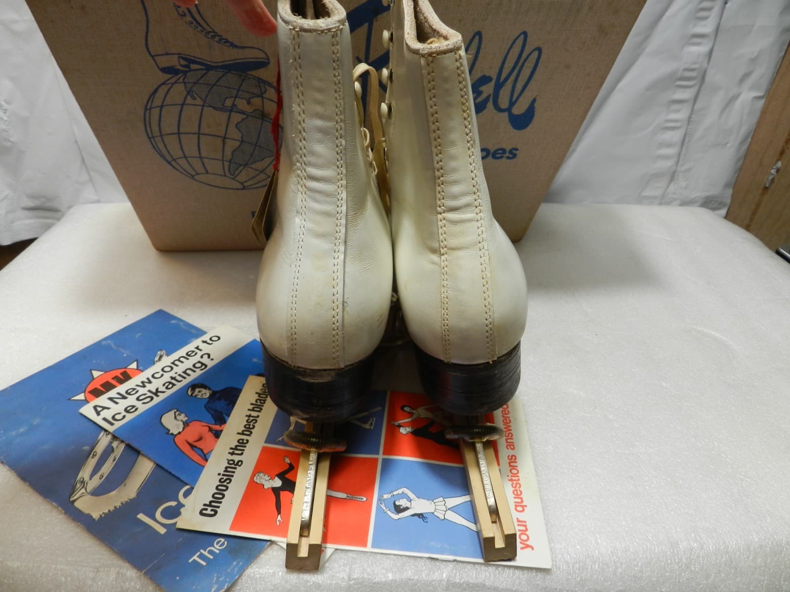 RIEDELL 5.5 N Skates 220W Ice Figure White Sheffield England Blades in Box C23K - Thumbnail 6