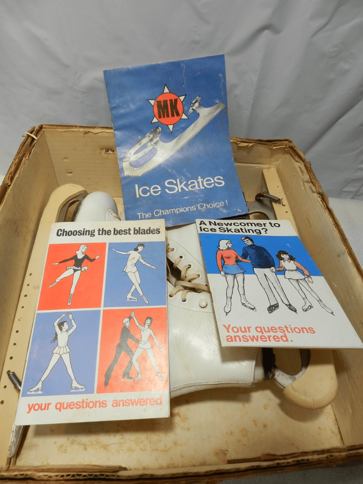 RIEDELL 5.5 N Skates 220W Ice Figure White Sheffield England Blades in Box C23K - Thumbnail 10
