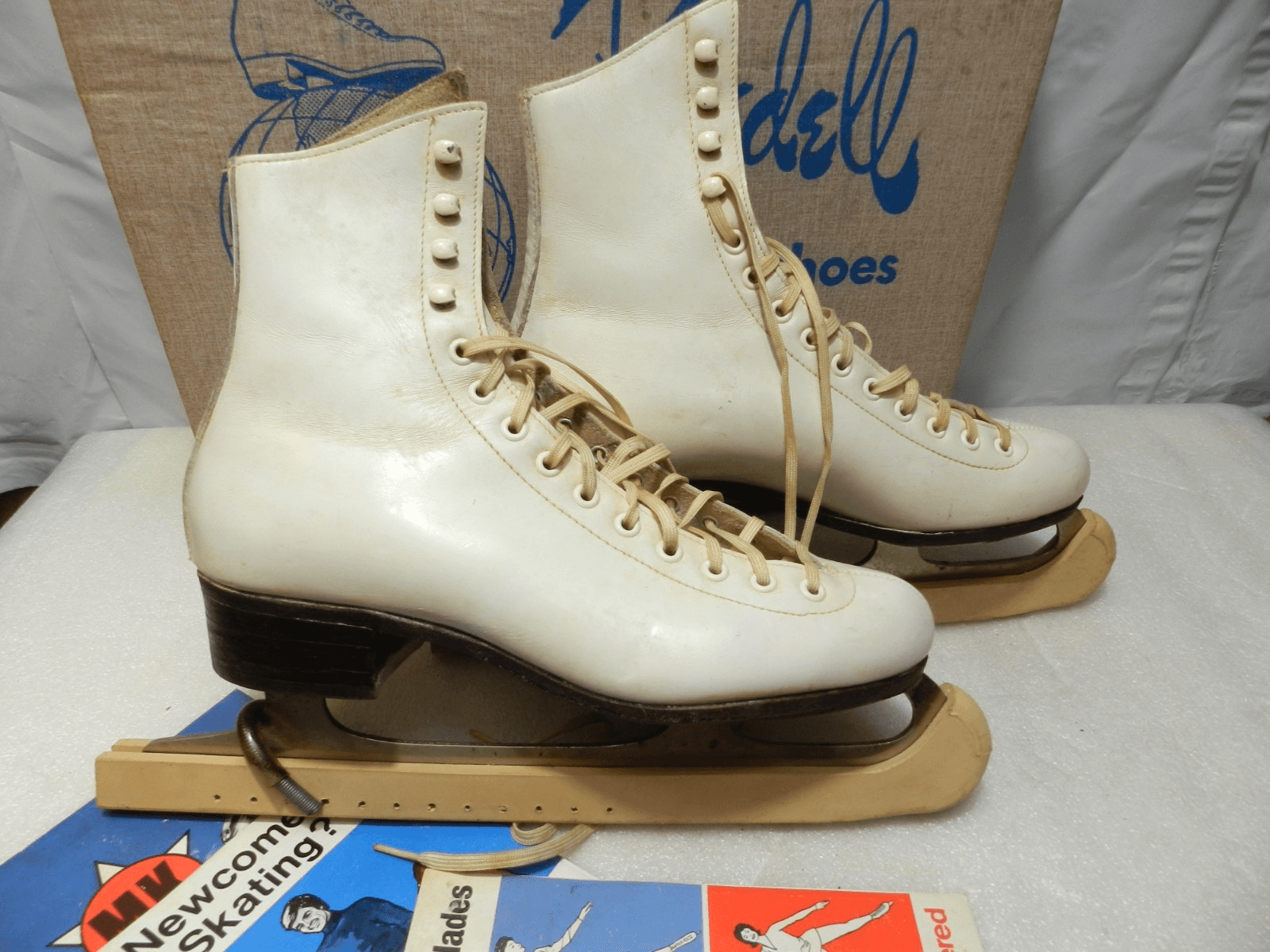 RIEDELL 5.5 N Skates 220W Ice Figure White Sheffield England Blades in Box C23K - Thumbnail 5