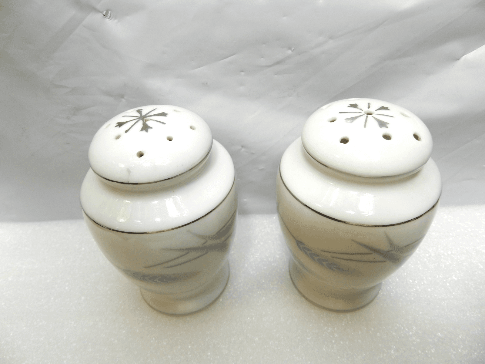 Vintage Valmont China Royal Wheat Salt & Pepper Shakers (H6J) - Thumbnail 2