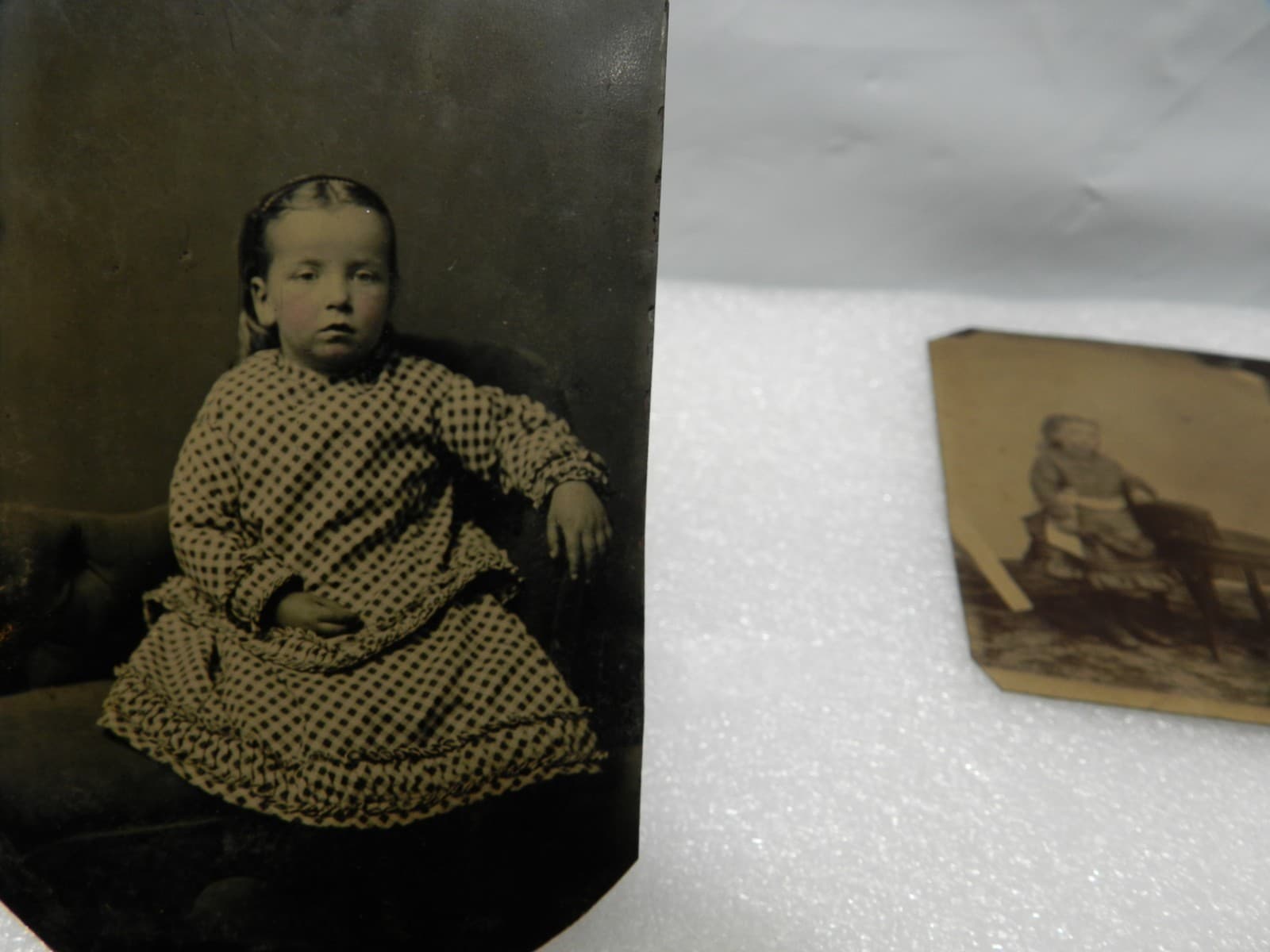 2 Antique Tin Type Photo Young Victorian Girls/Toddlers Black White (I57S) - Thumbnail 4