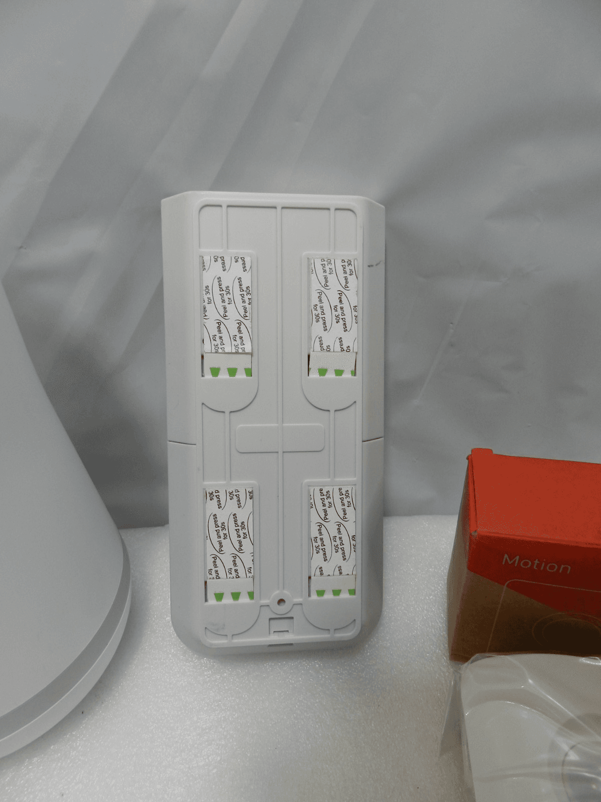 4-Piece SimpliSafe Security System with 1 Camera SSBS3 Home Security (E47K) - Thumbnail 4