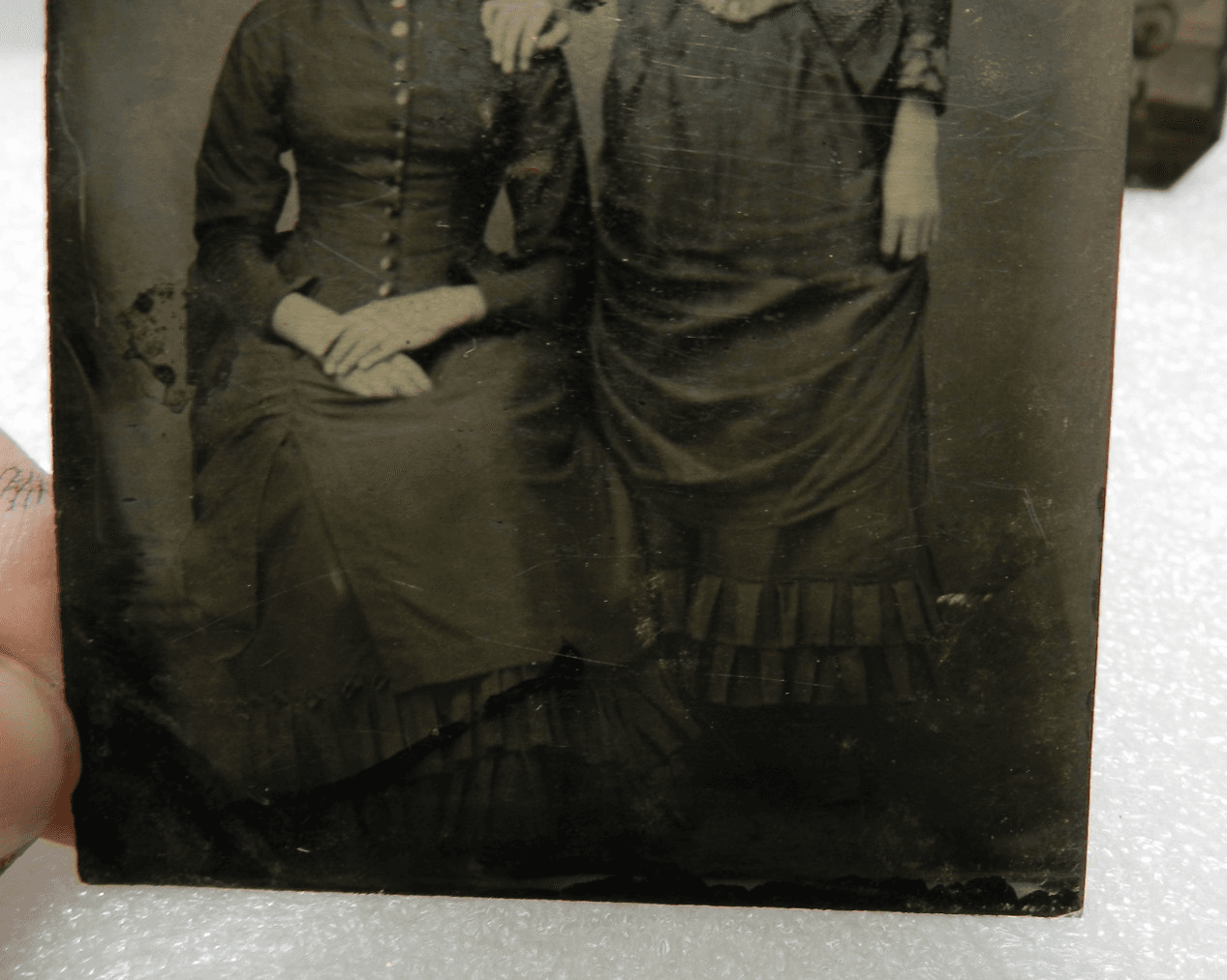 2 Antique Tin Type Photo Young Victorian Ladies Black White (I56S) - Thumbnail 4