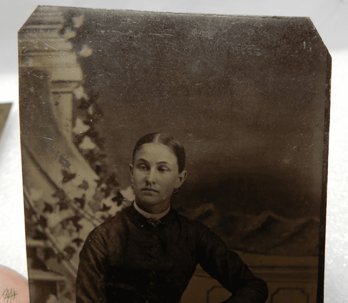 2 Antique Tin Type Photo Young Victorian Ladies Black White (I56S) - Thumbnail 6