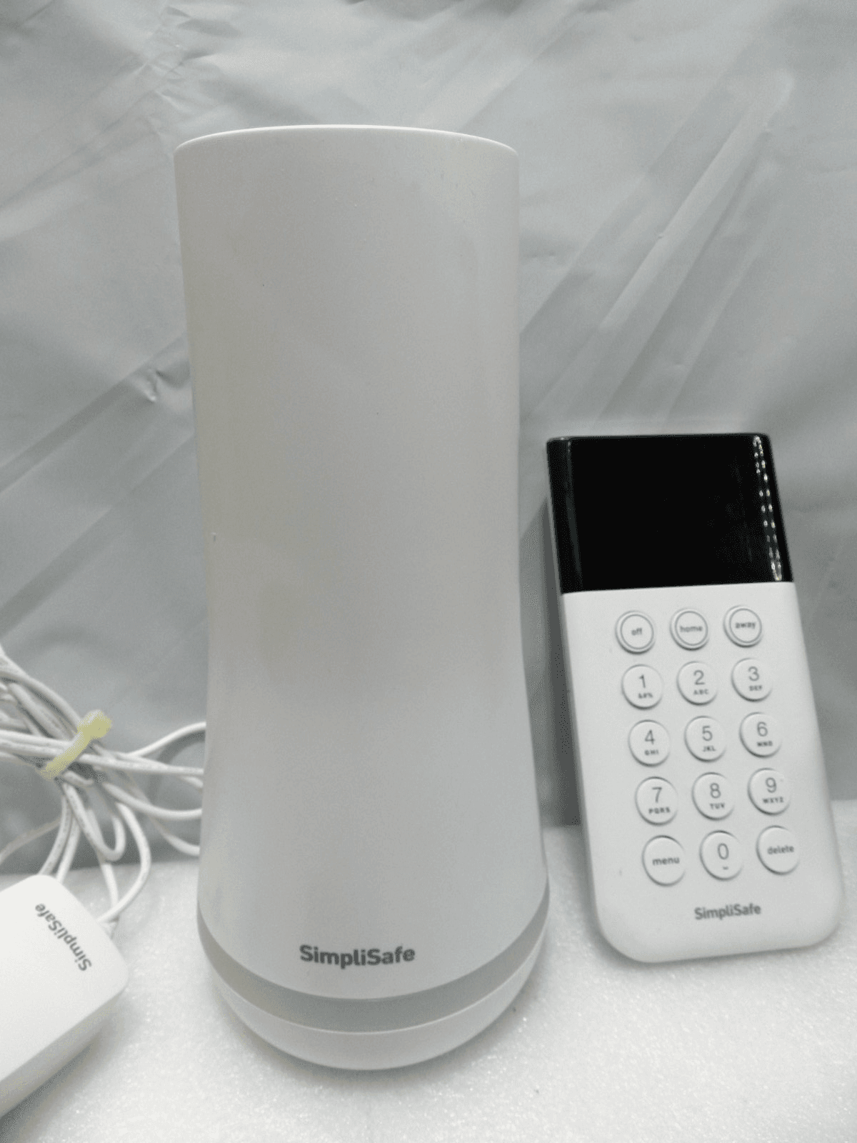 4-Piece SimpliSafe Security System with 1 Camera SSBS3 Home Security (E47K) - Thumbnail 2