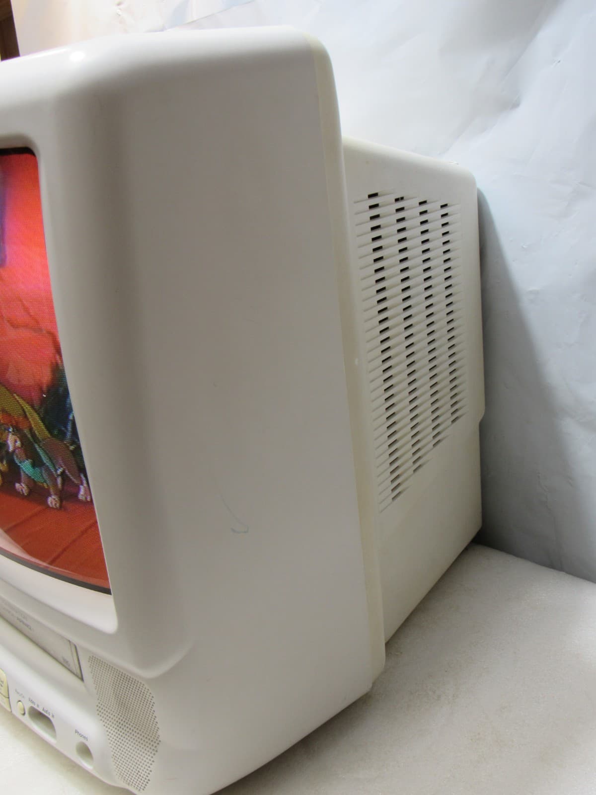 ZENITH TVBR1325W 13" TV/VCR Combo VHS Front Inputs Retro Gaming No Remote (I77J) - Thumbnail 6