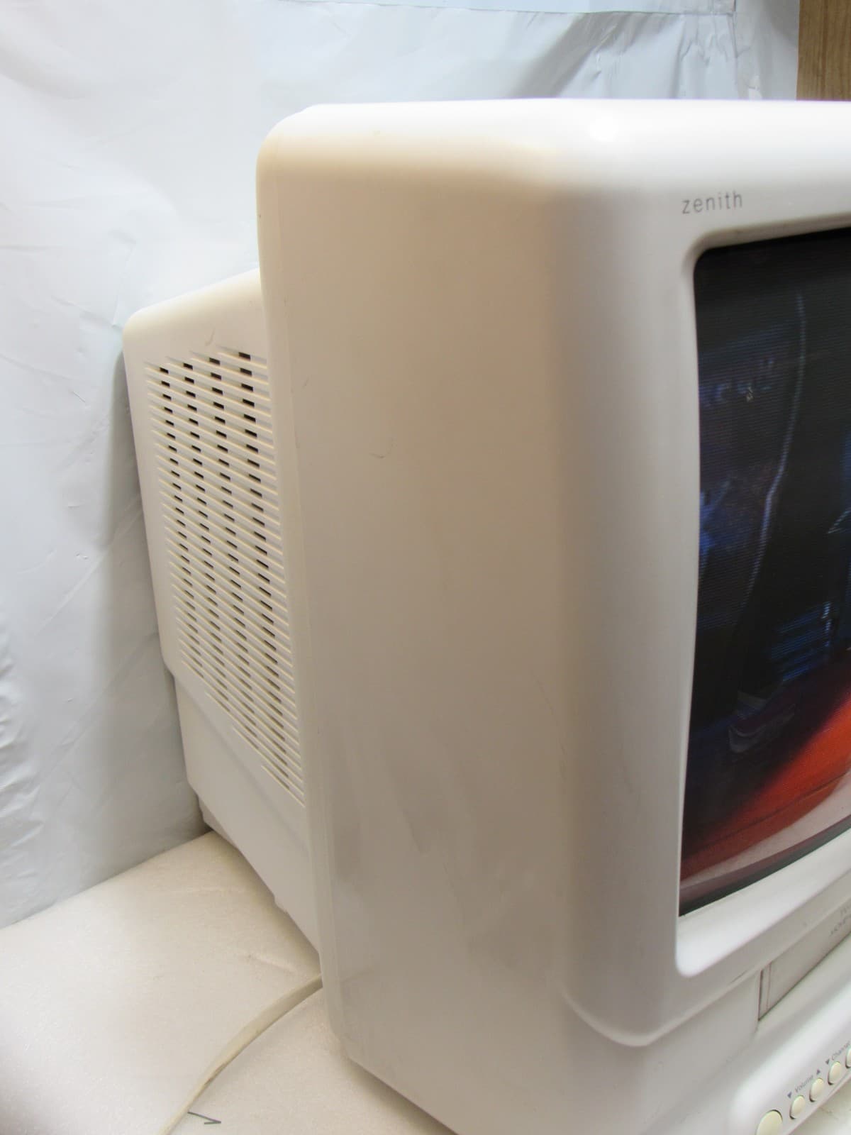 ZENITH TVBR1325W 13" TV/VCR Combo VHS Front Inputs Retro Gaming No Remote (I77J) - Thumbnail 7