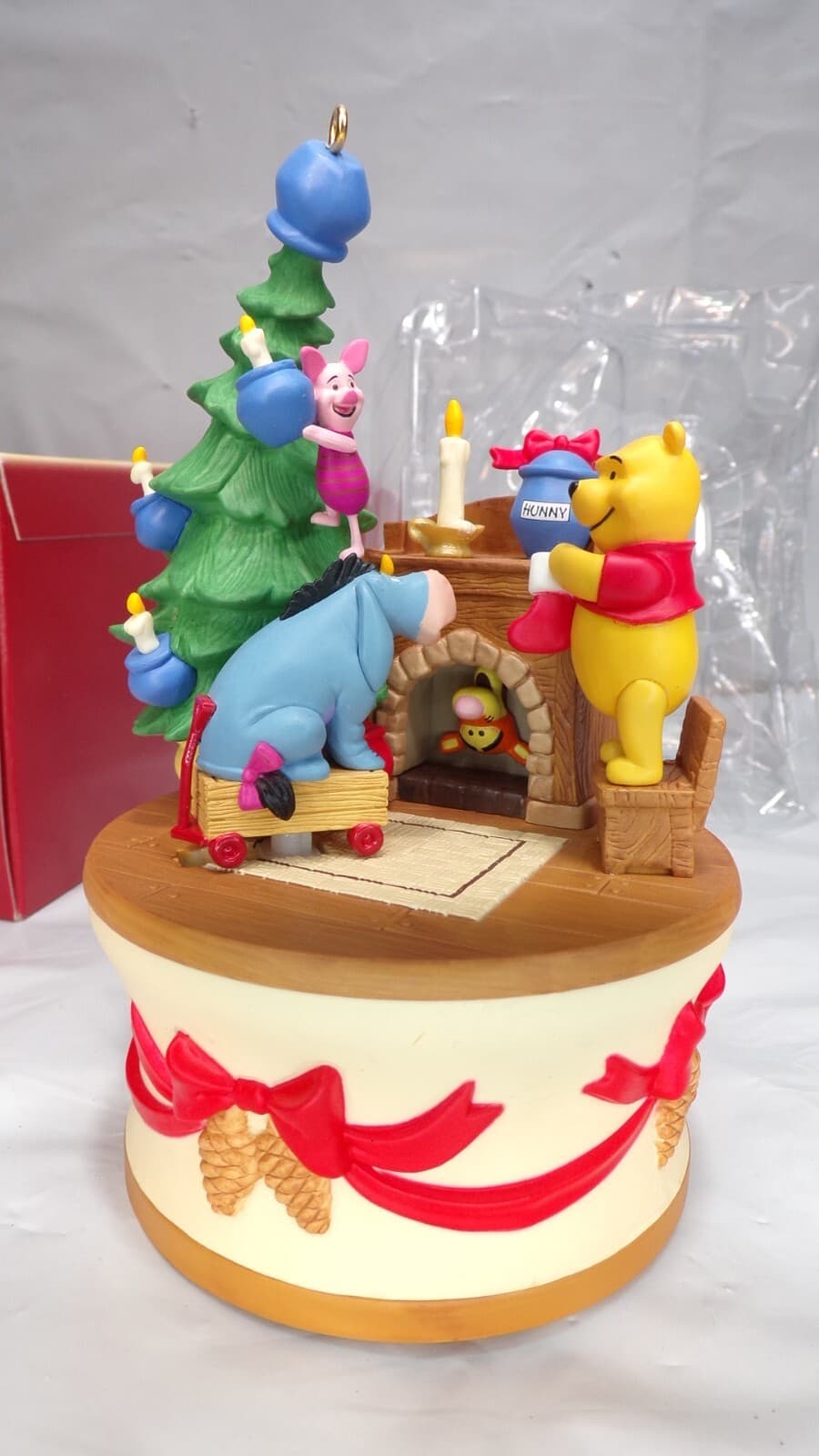Hallmark Winnie the Pooh Ornament Getting Ready for Christmas Disney 2005 (N68M) - Thumbnail 5