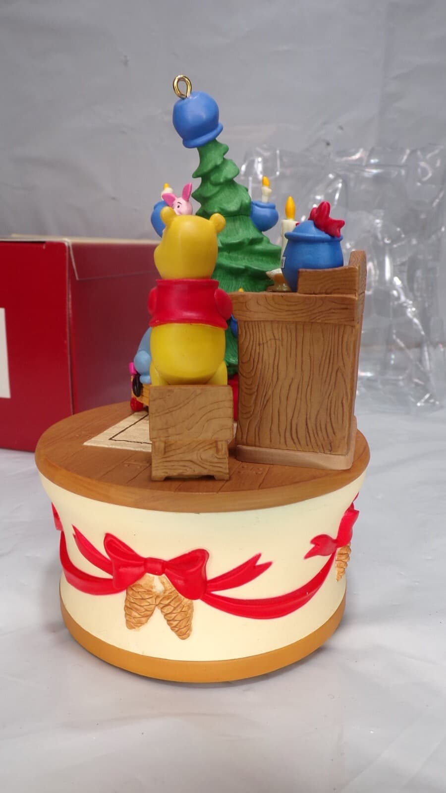 Hallmark Winnie the Pooh Ornament Getting Ready for Christmas Disney 2005 (N68M) - Thumbnail 6