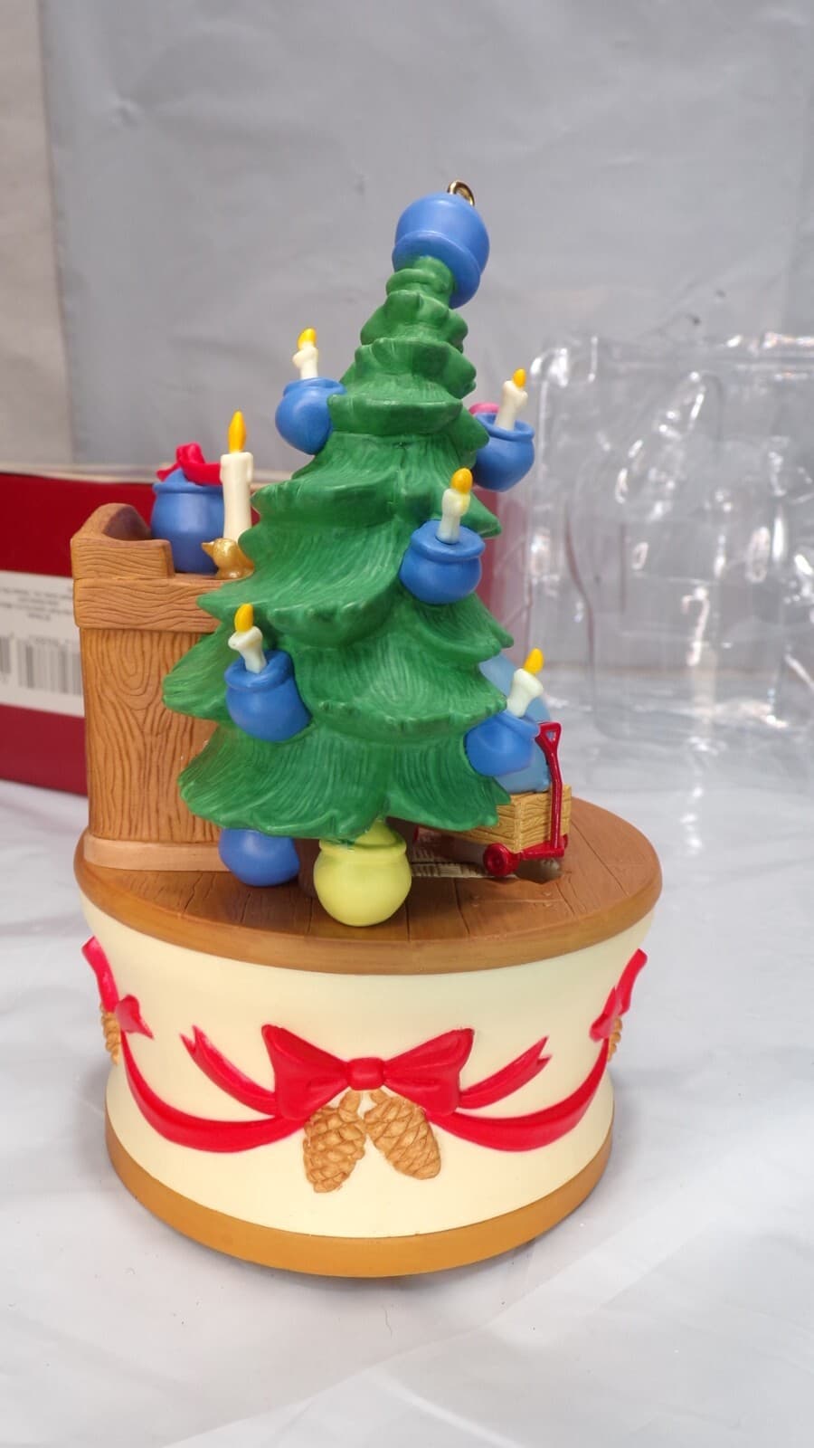 Hallmark Winnie the Pooh Ornament Getting Ready for Christmas Disney 2005 (N68M) - Thumbnail 8