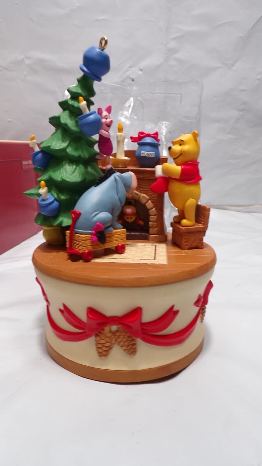 Hallmark Winnie the Pooh Ornament Getting Ready for Christmas Disney 2005 (N68M) - Thumbnail 3